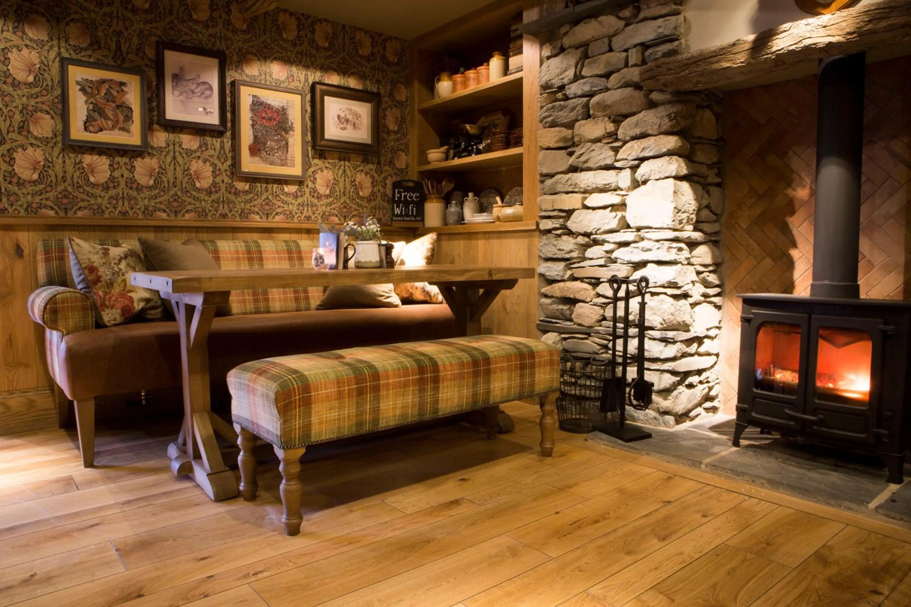 Restaurant/places to eat in The Queen's Head Hotel