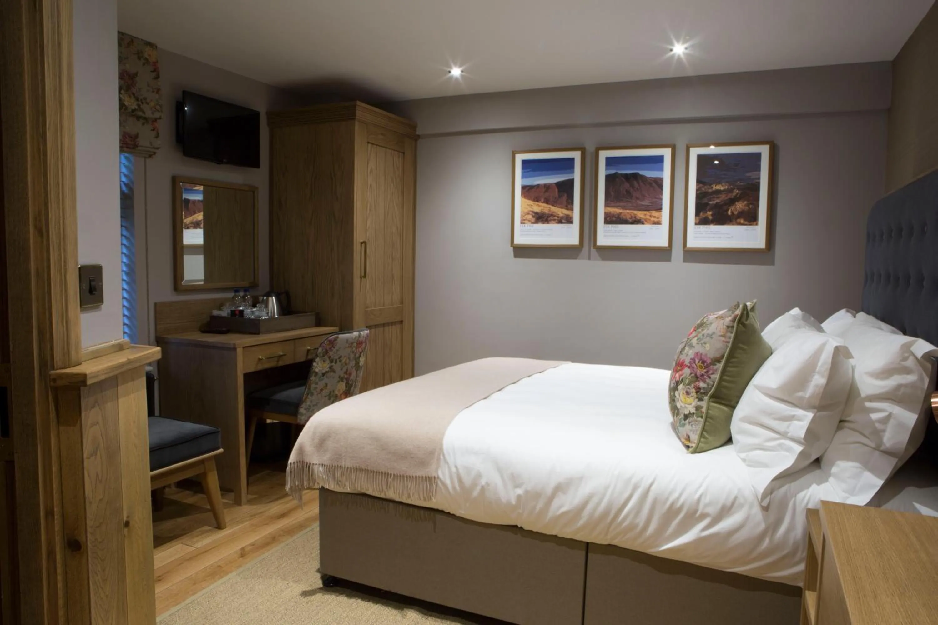 Bed in The Queen's Head Hotel