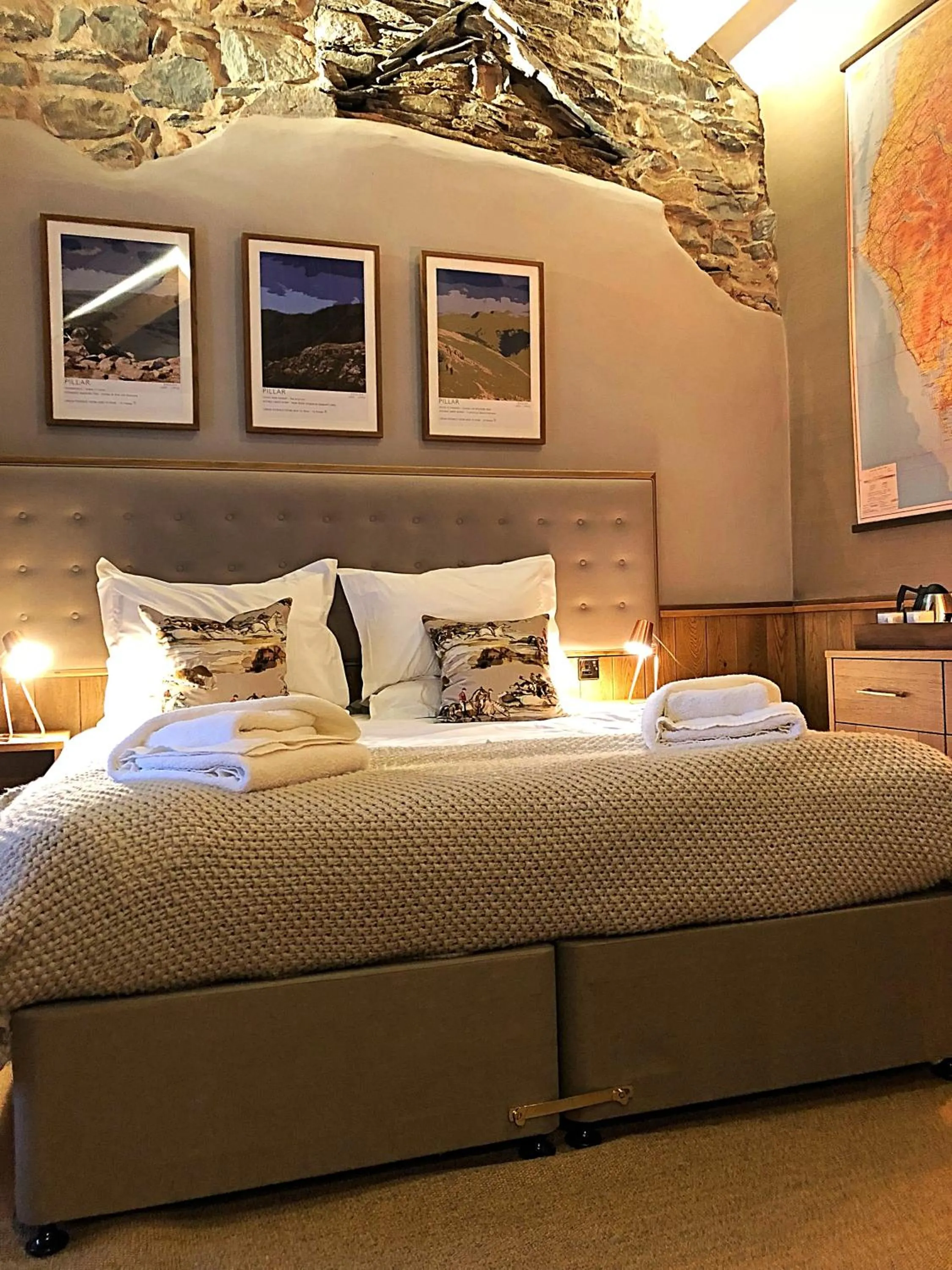 Bed in The Queen's Head Hotel