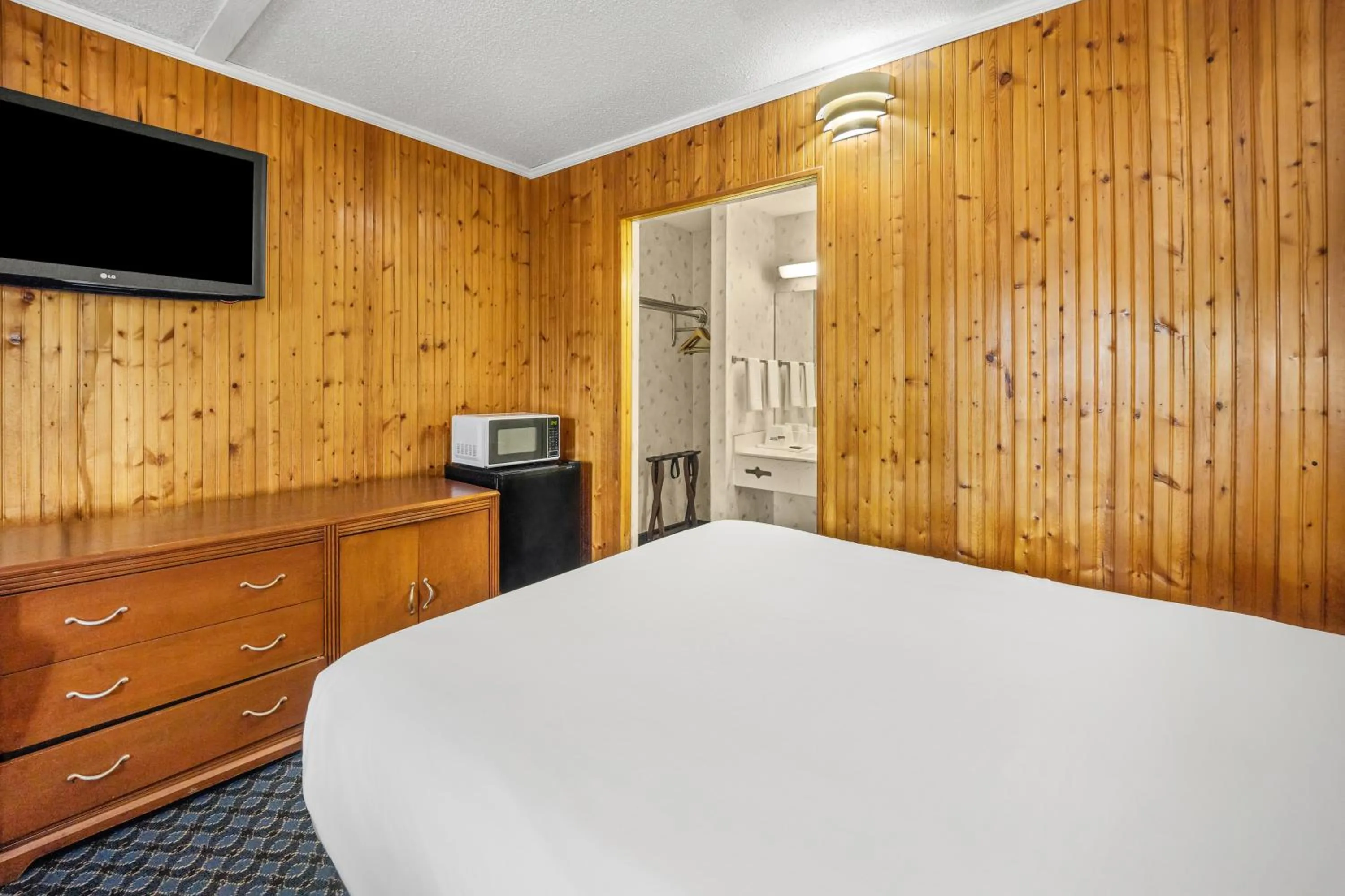 Bed in Americas Best Value Inn - Roxboro