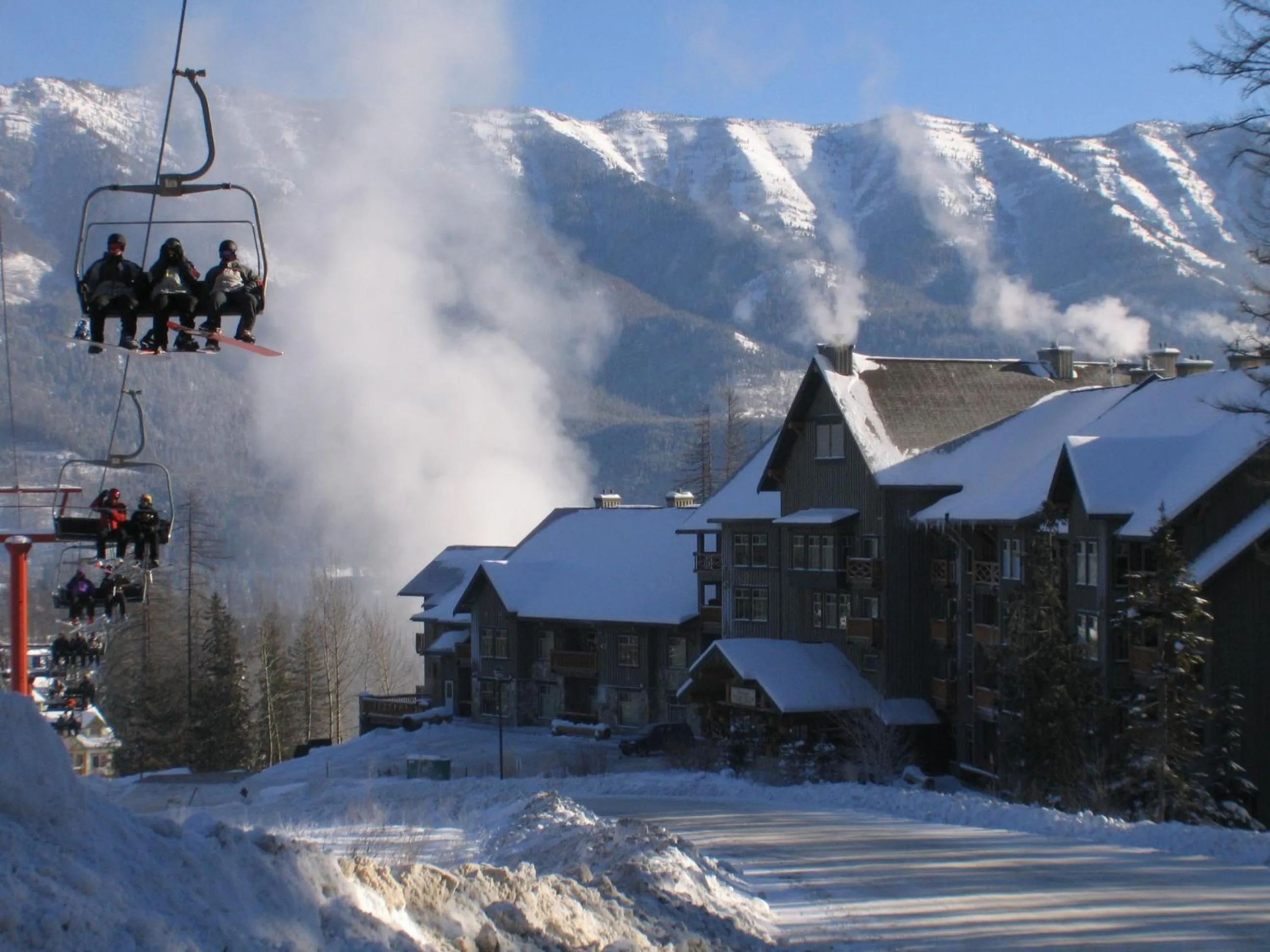 Facade/entrance in Snow Creek Lodge by Fernie Lodging Co