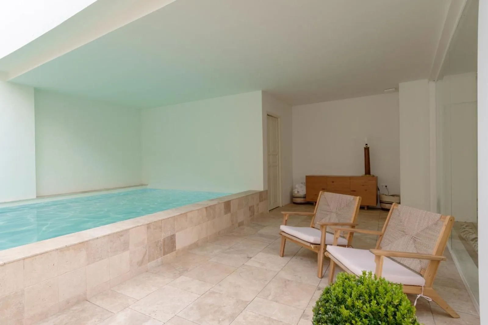 Swimming pool in Hotel Viento10