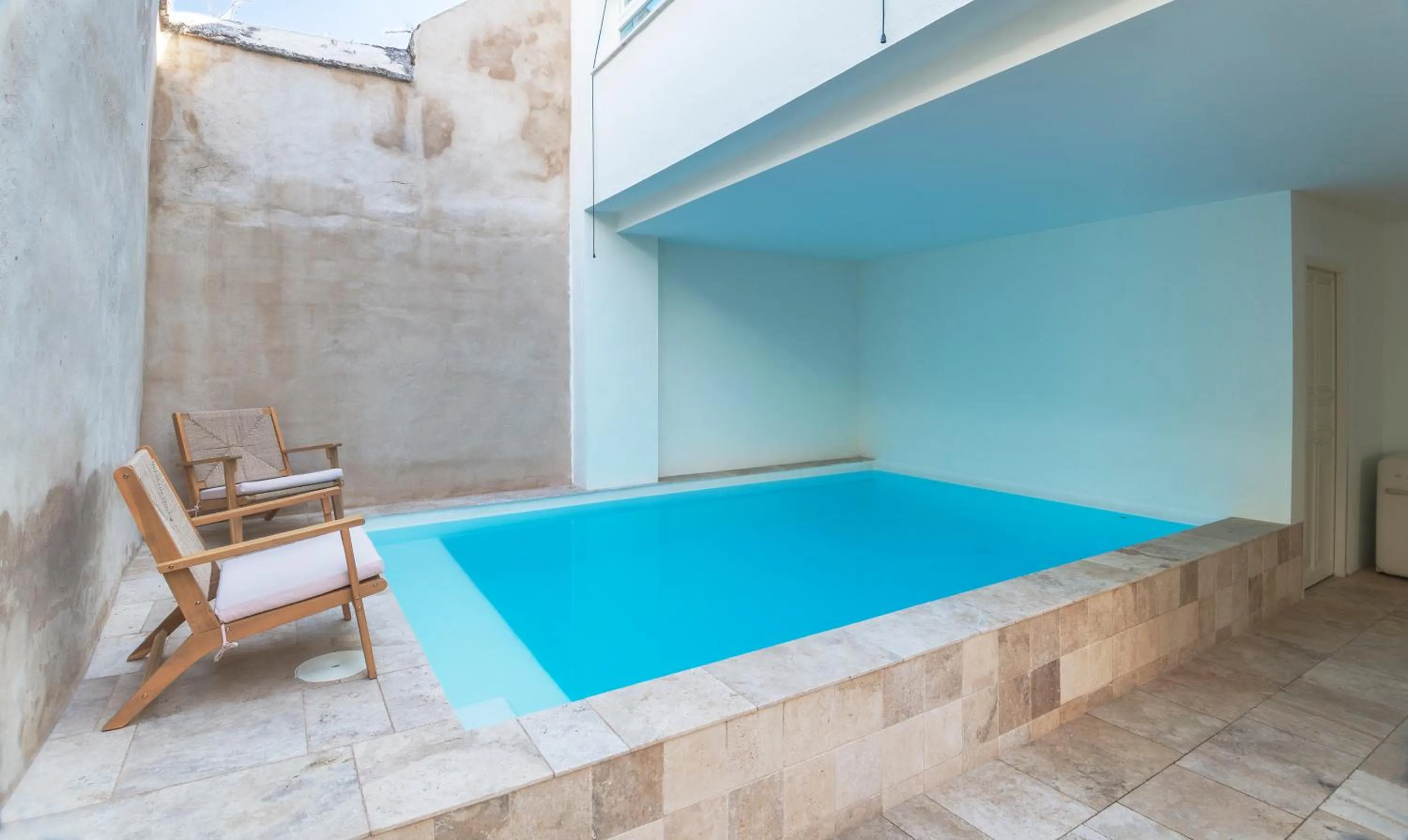 Swimming pool in Hotel Viento10