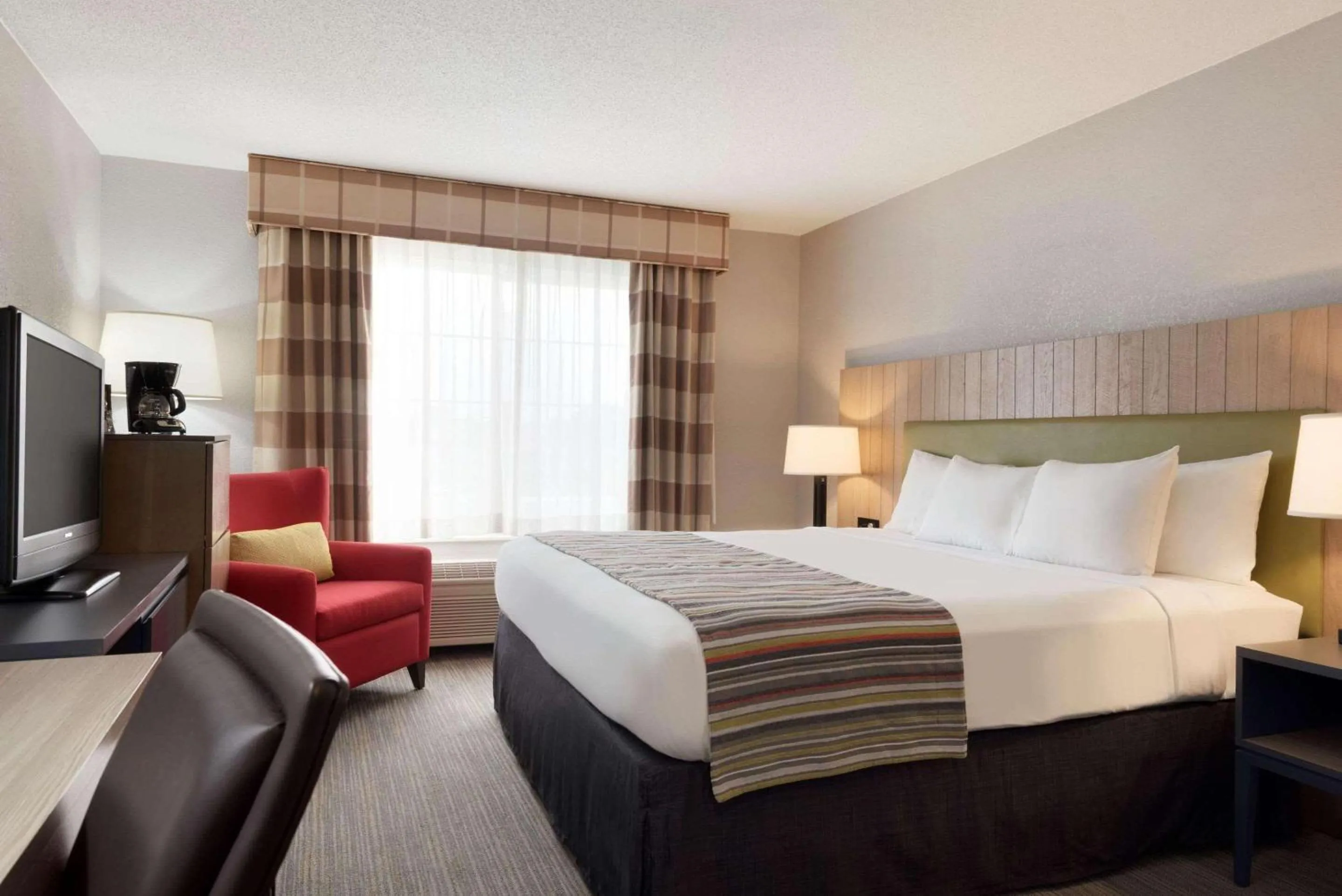 Bedroom, Bed in Country Inn & Suites by Radisson, Minneapolis-Shakopee