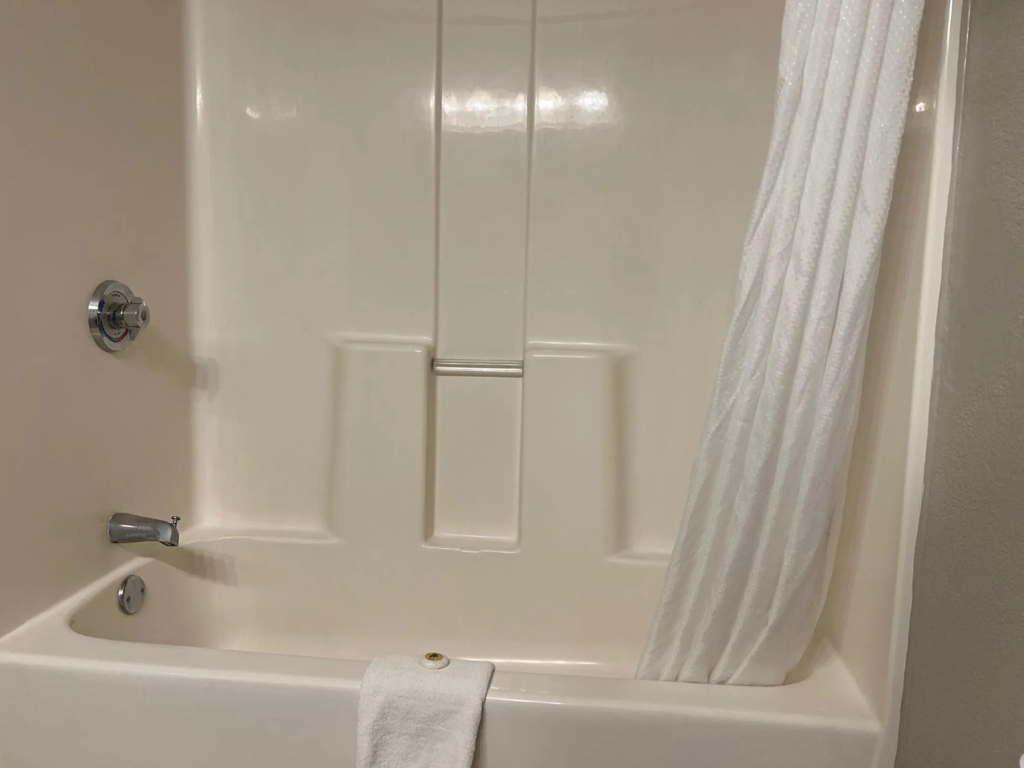 Bath in Country Inn & Suites by Radisson, Minneapolis-Shakopee