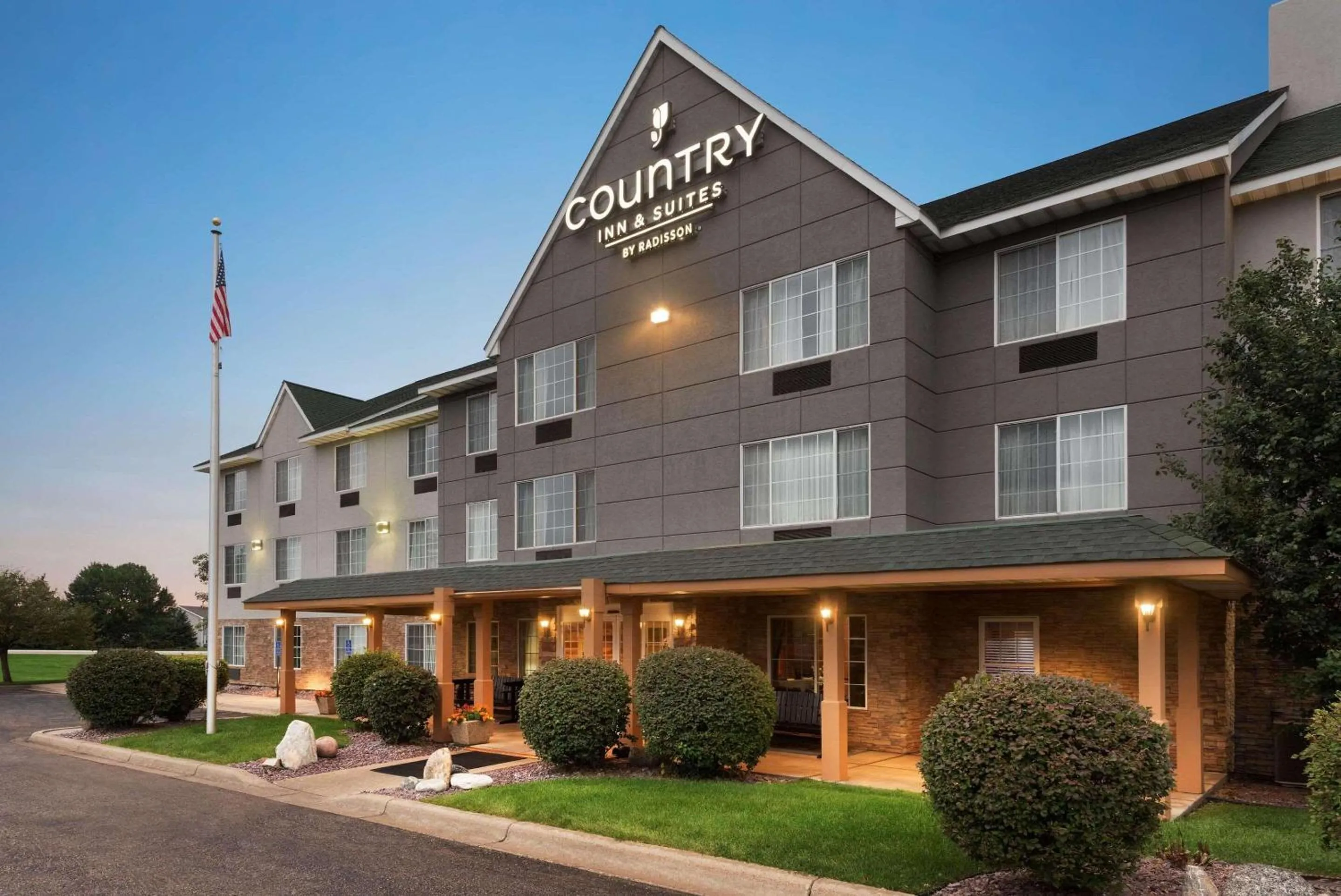 Property building in Country Inn & Suites by Radisson, Minneapolis-Shakopee
