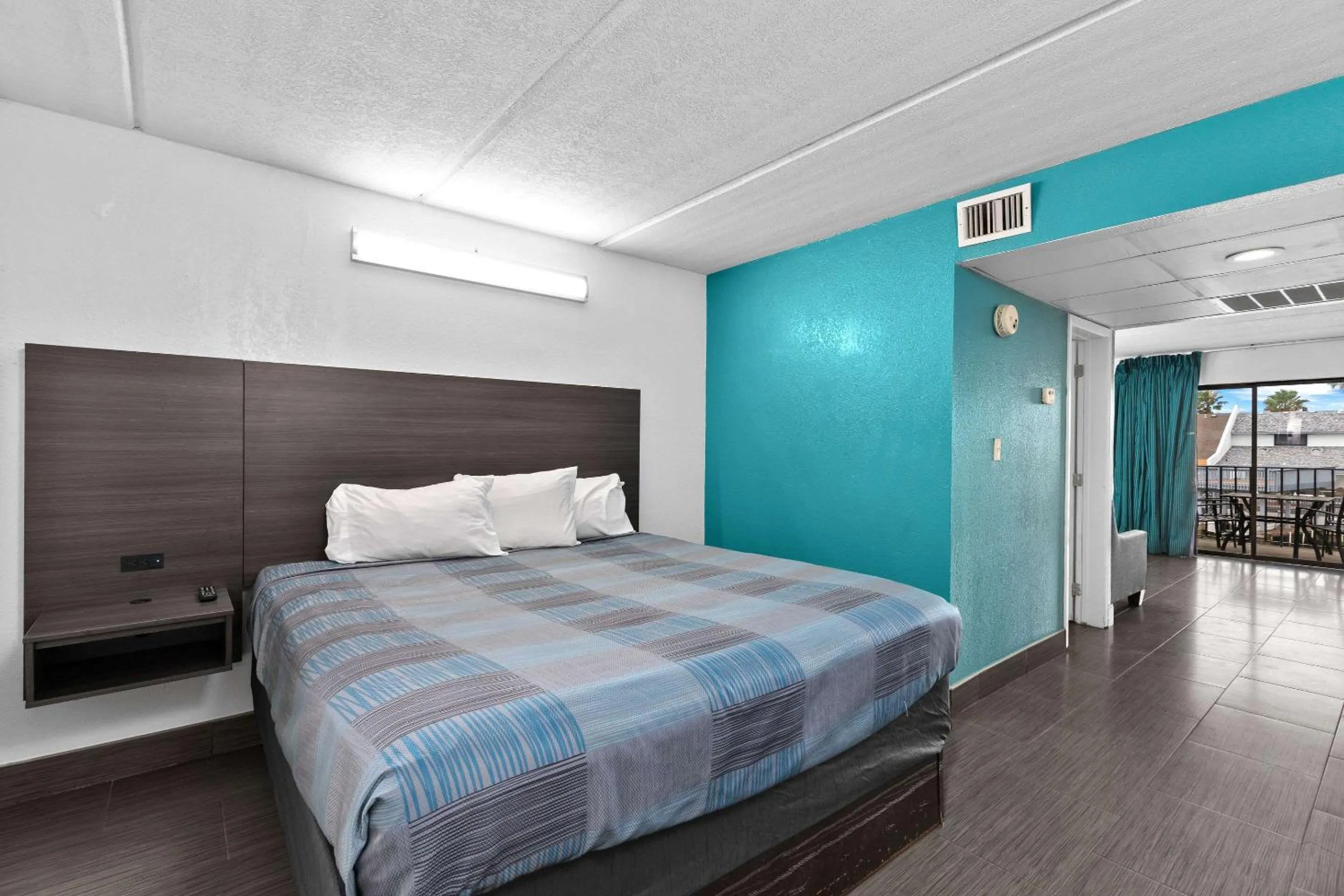 Bedroom, Bed in WindWater Hotel and Marina