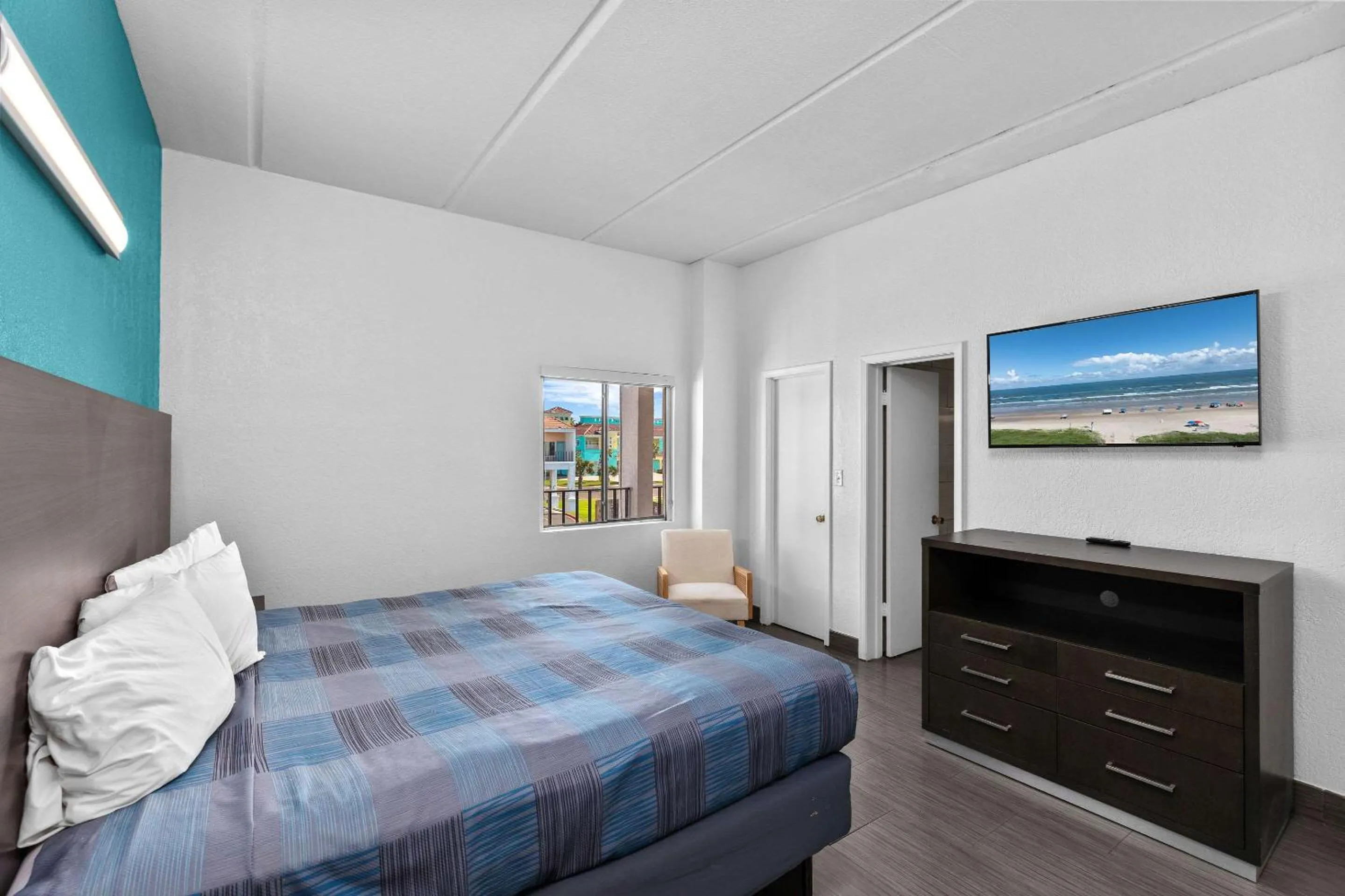 Bedroom, Bed in WindWater Hotel and Marina