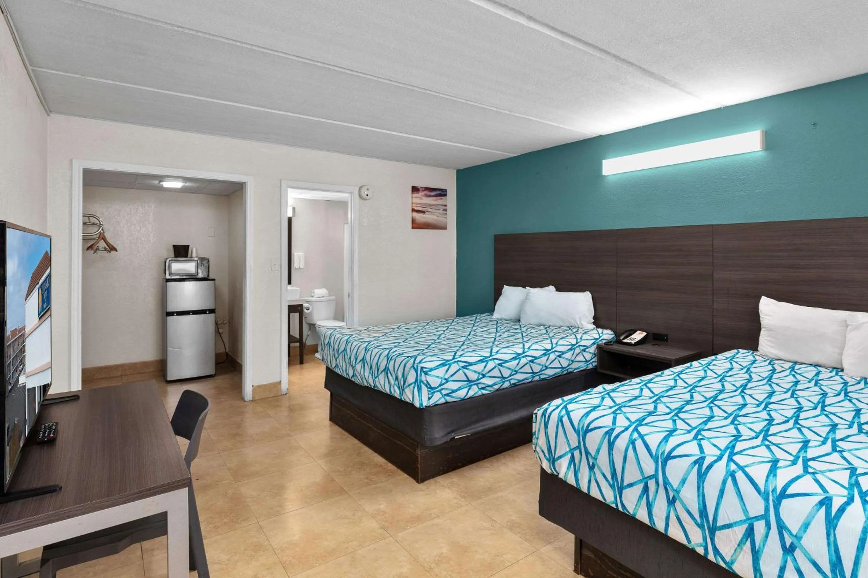 Bedroom, Bed in WindWater Hotel and Marina