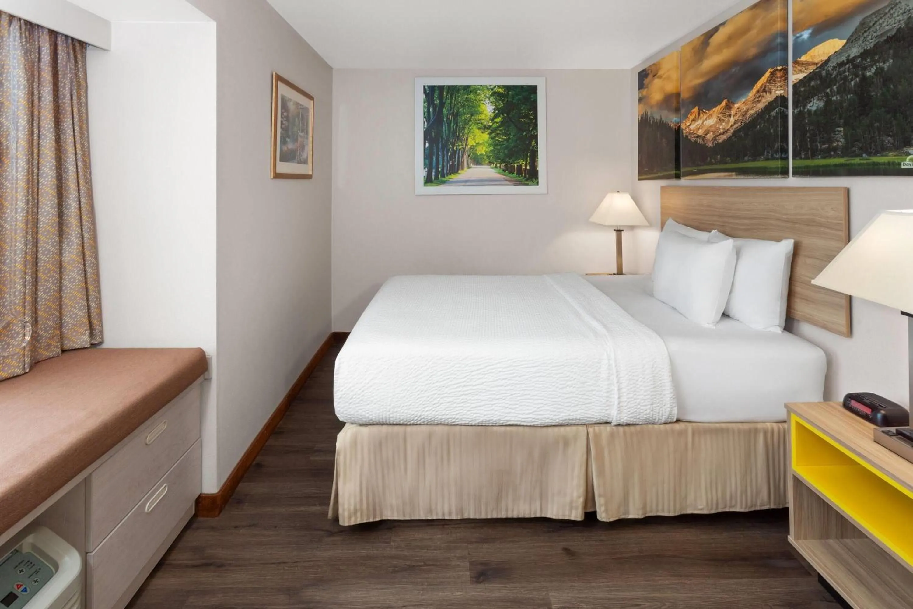 Photo of the whole room, Bed in Days Inn & Suites by Wyndham Spokane Airport Airway Heights