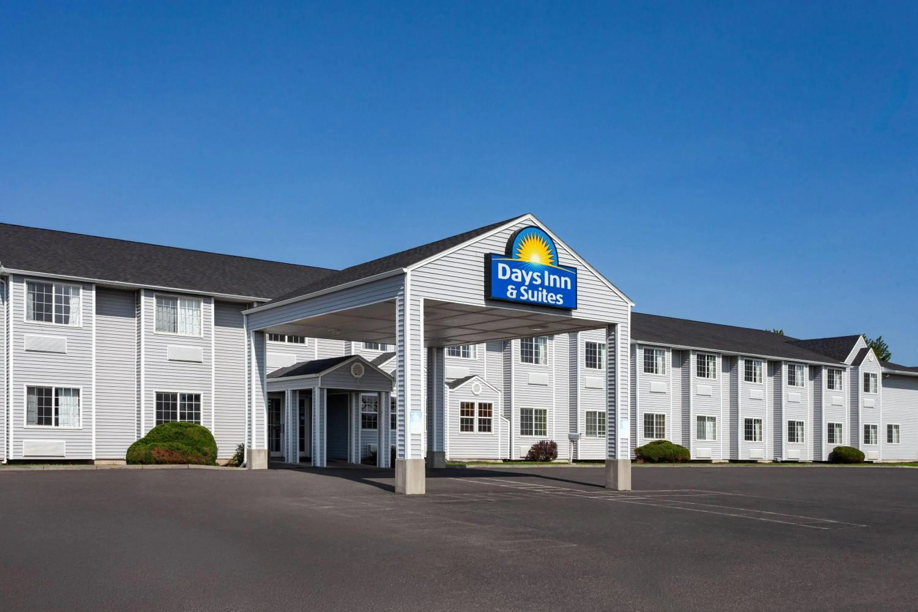 Property building in Days Inn & Suites by Wyndham Spokane Airport Airway Heights