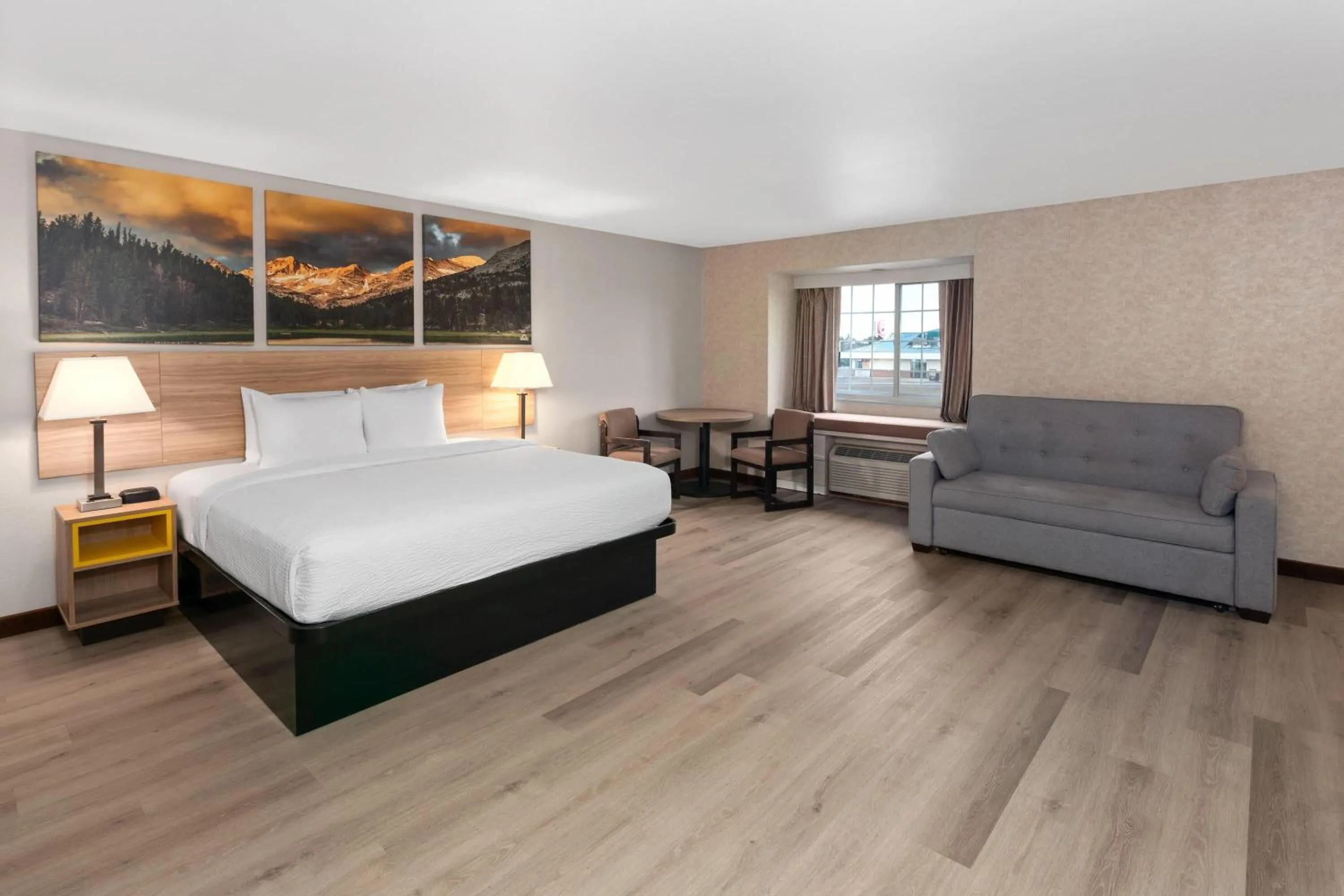 Bath, Bed in Days Inn & Suites by Wyndham Spokane Airport Airway Heights