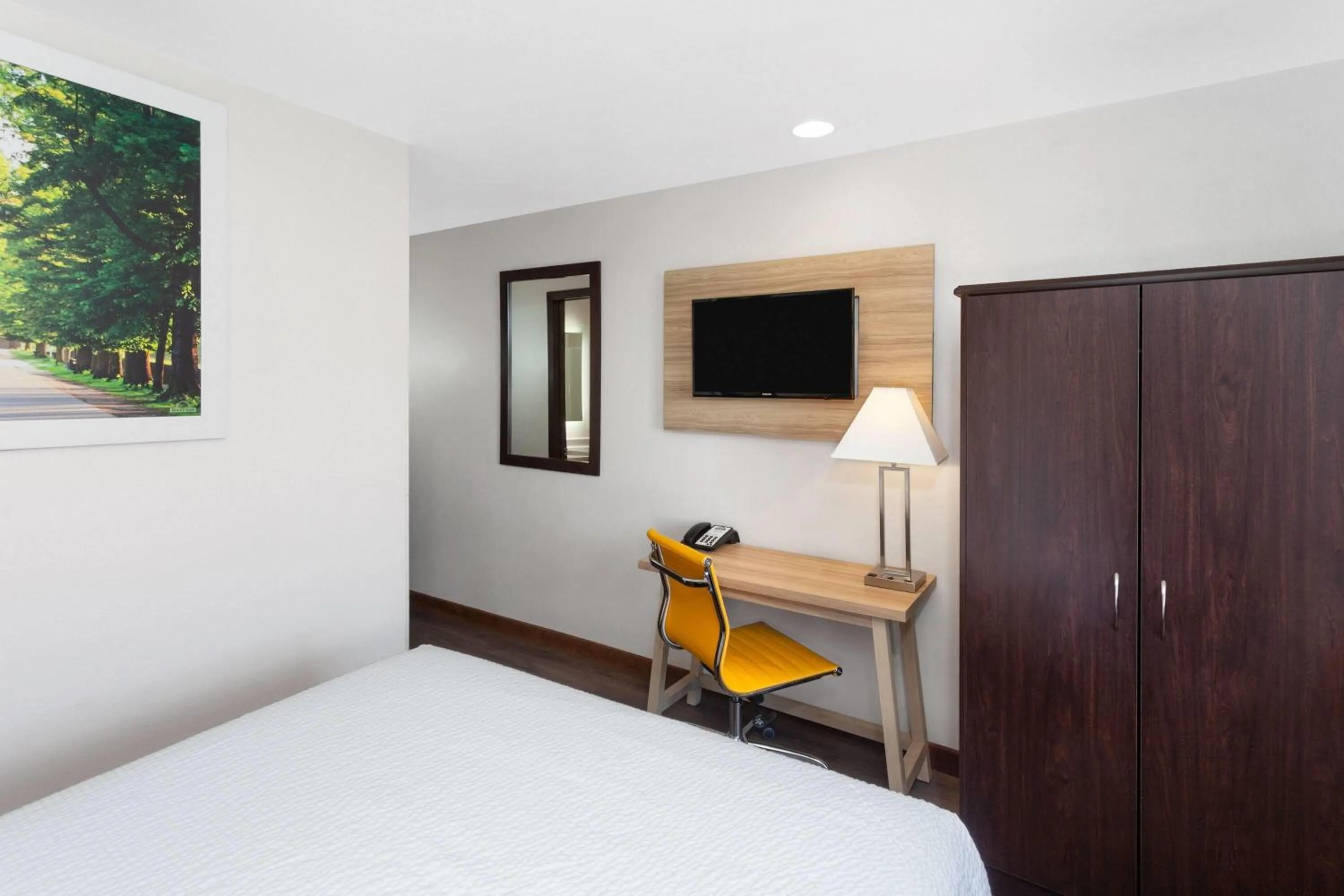 Photo of the whole room, Bed in Days Inn & Suites by Wyndham Spokane Airport Airway Heights