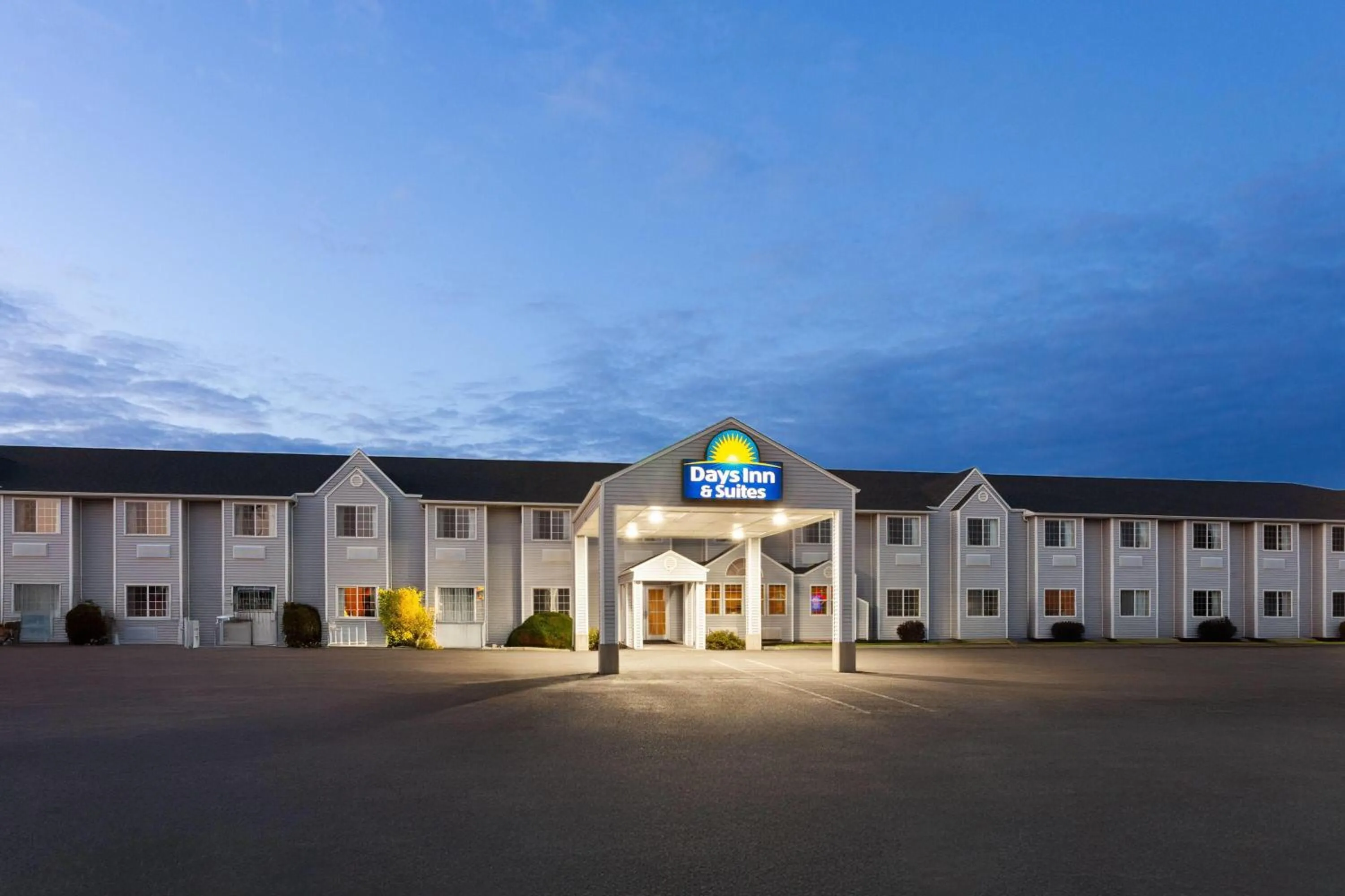 Property building in Days Inn & Suites by Wyndham Spokane Airport Airway Heights