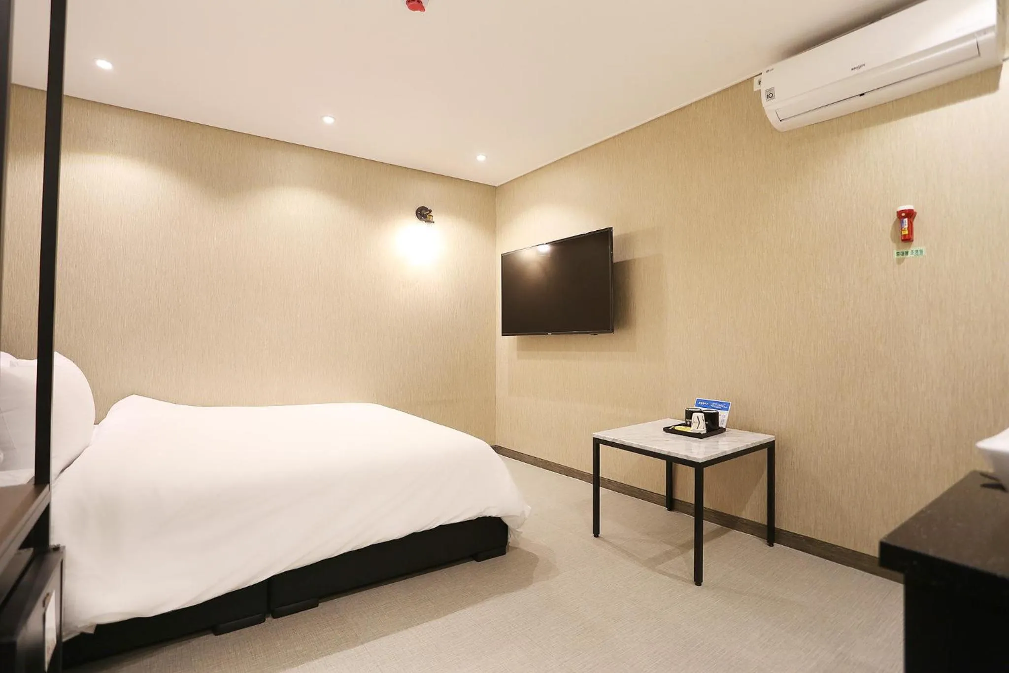 Property building, Bed in Louis Hotel