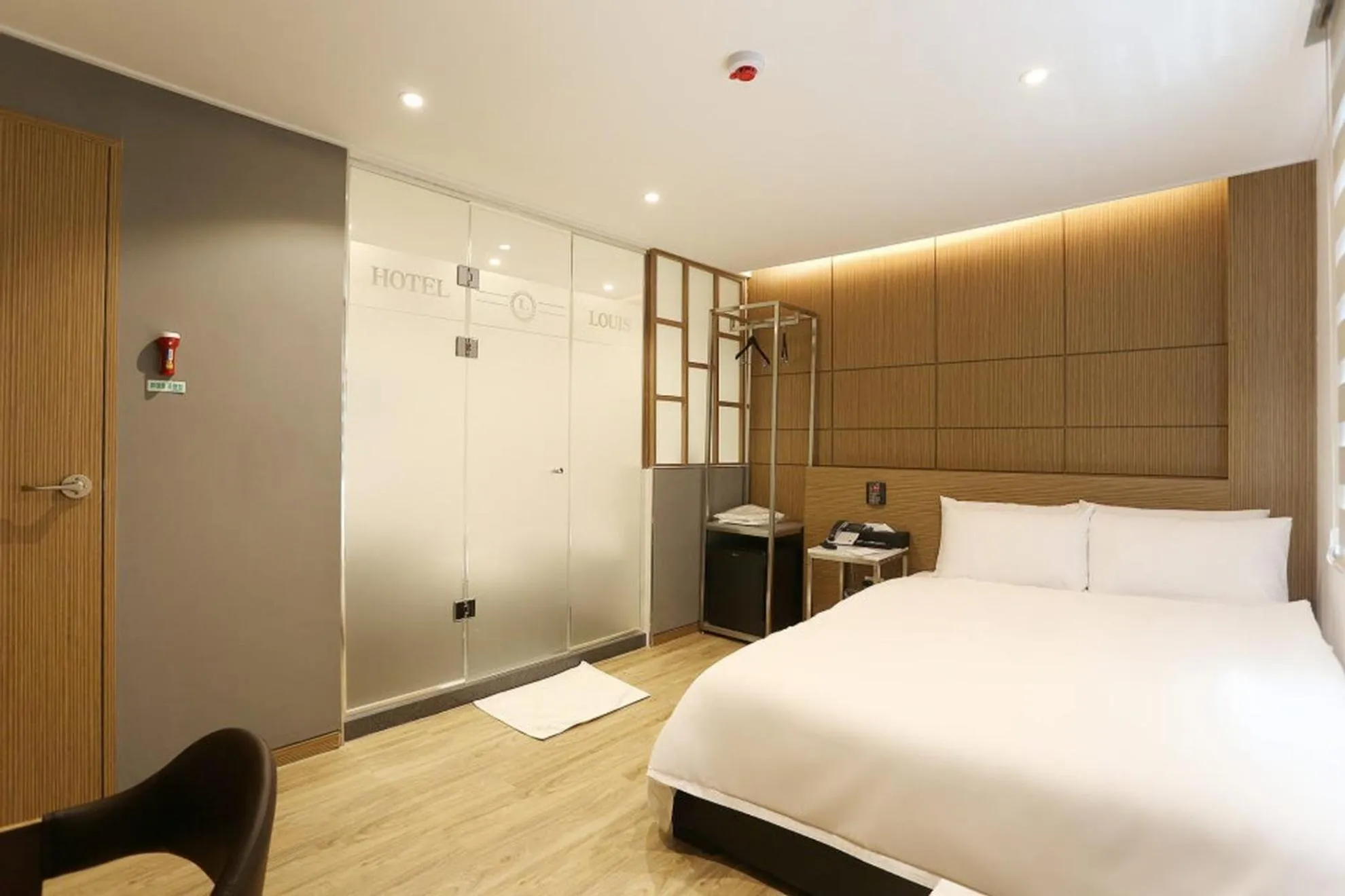 Property building, Bed in Louis Hotel