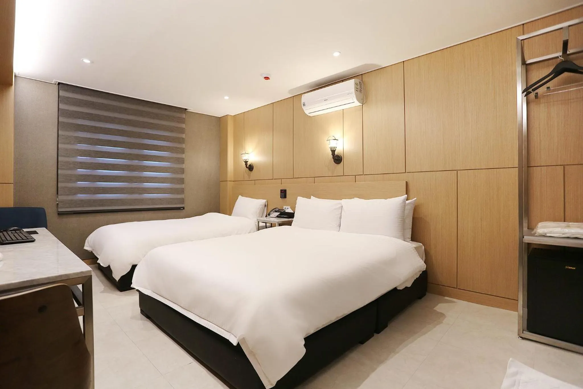 Property building, Bed in Louis Hotel