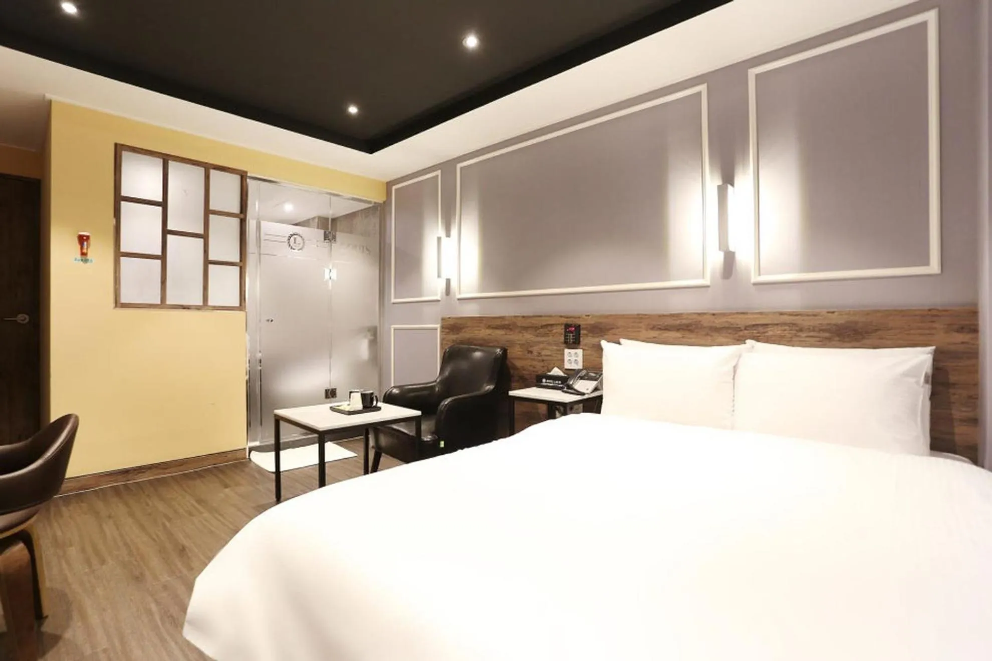 Property building, Bed in Louis Hotel