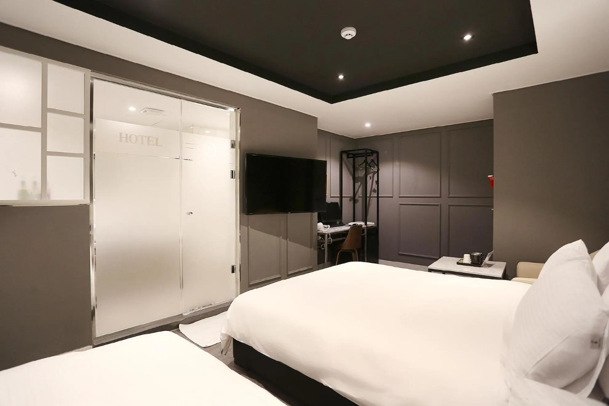 Property building, Bed in Louis Hotel