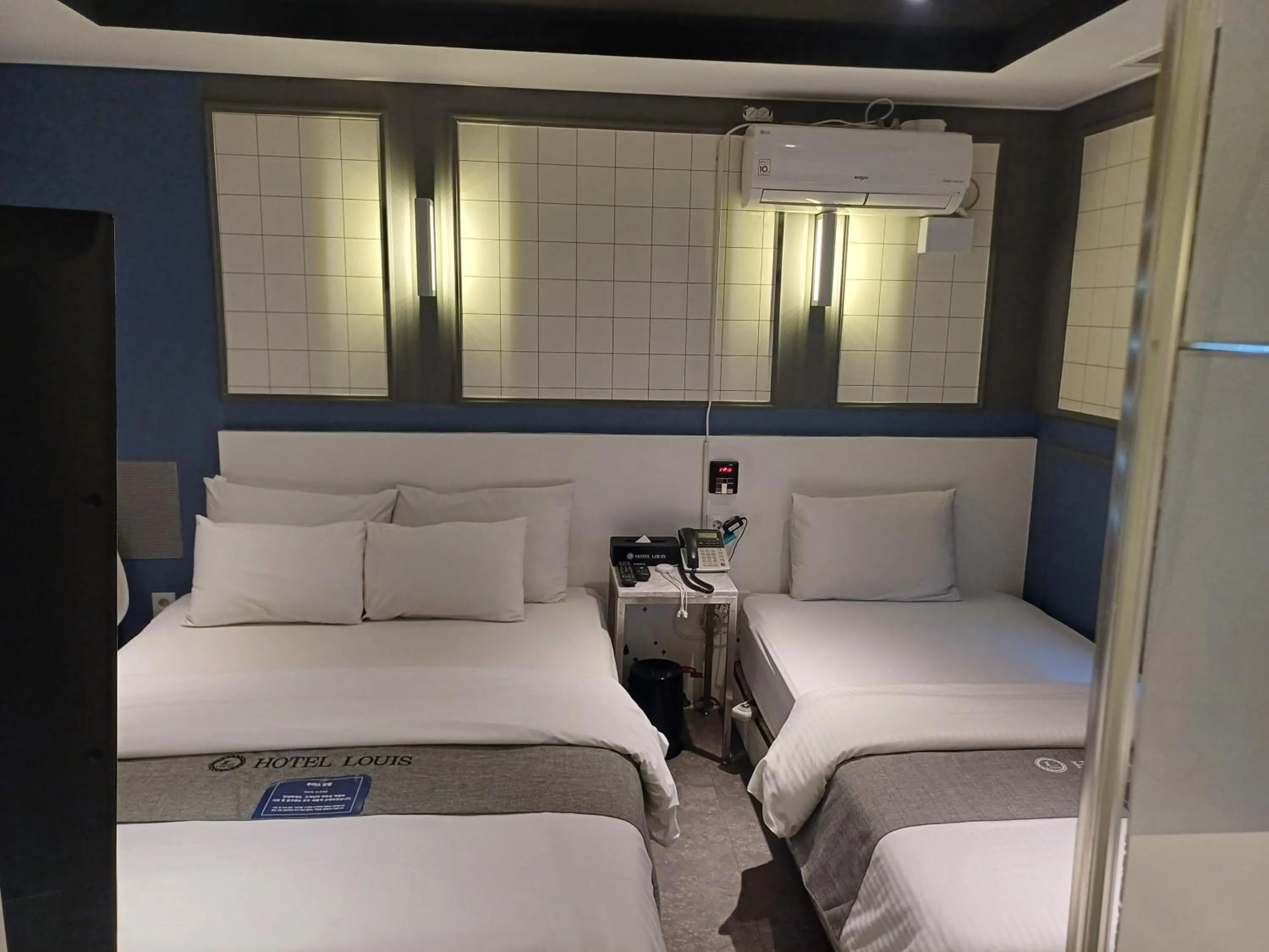 Bedroom, Bed in Louis Hotel