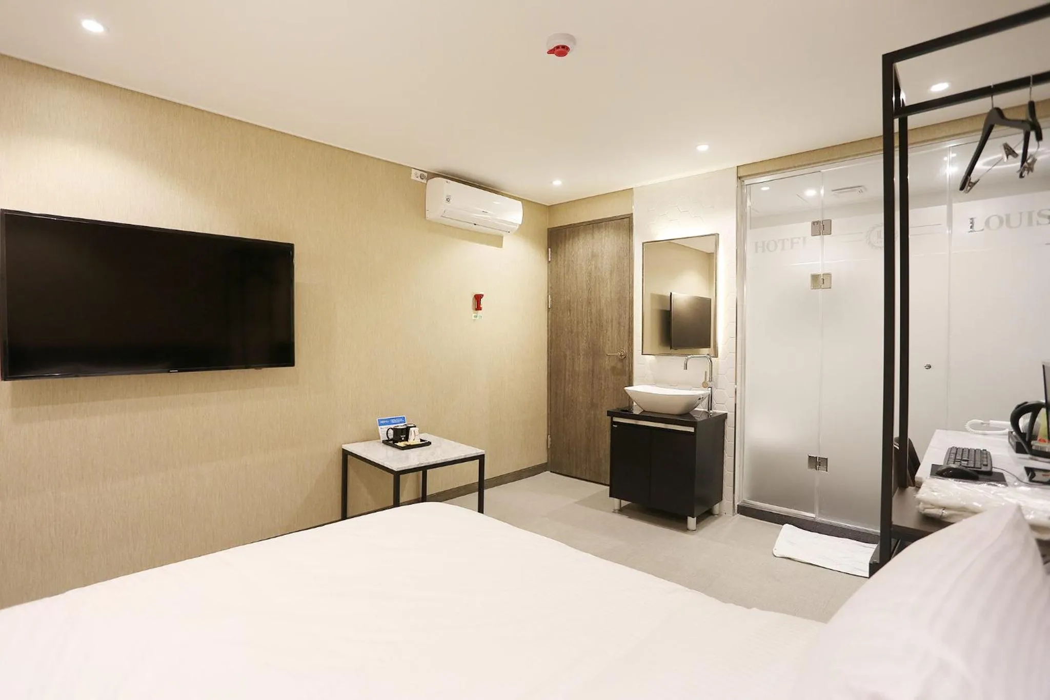 Property building, Bed in Louis Hotel