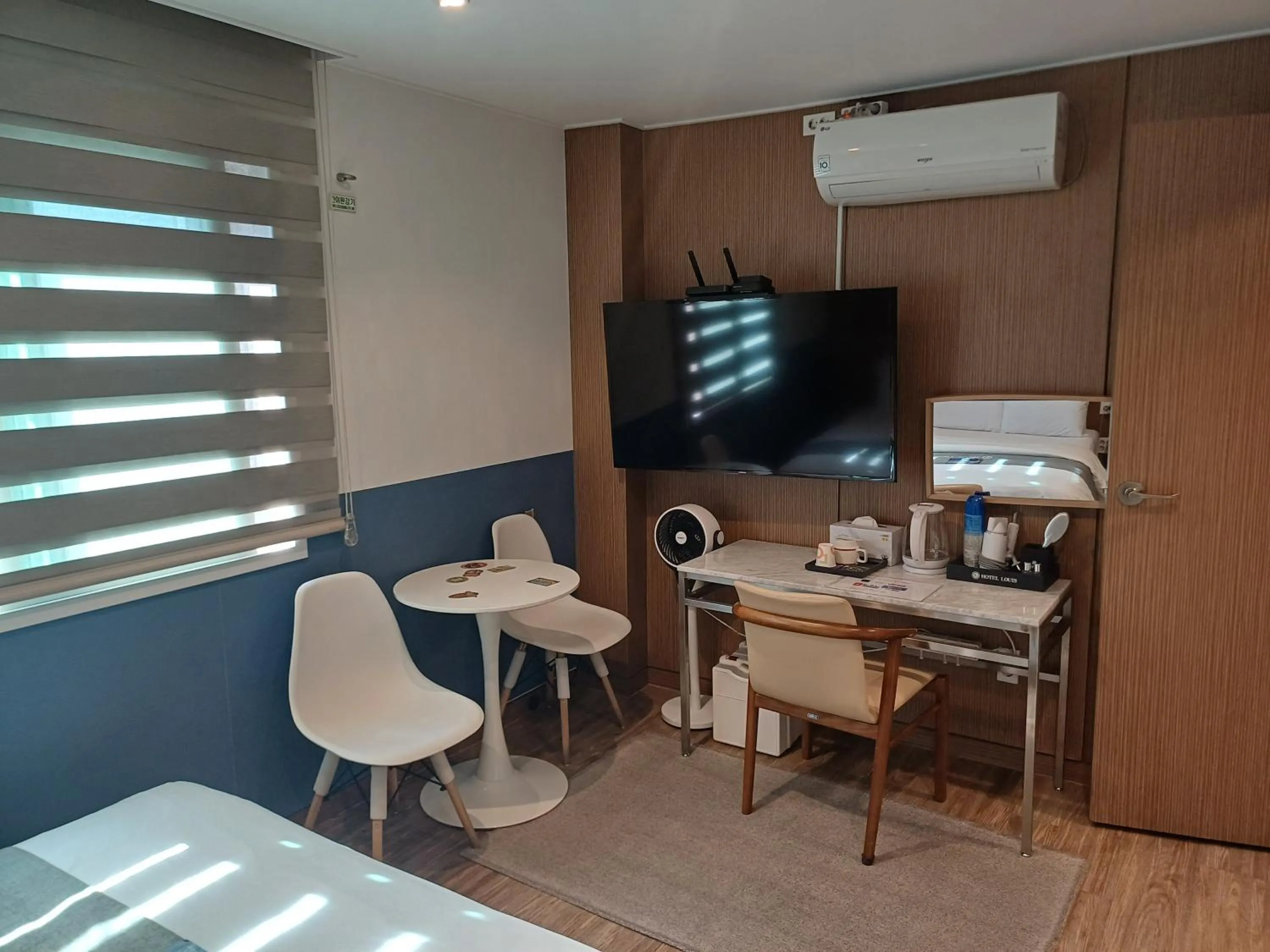 Seating area in Louis Hotel