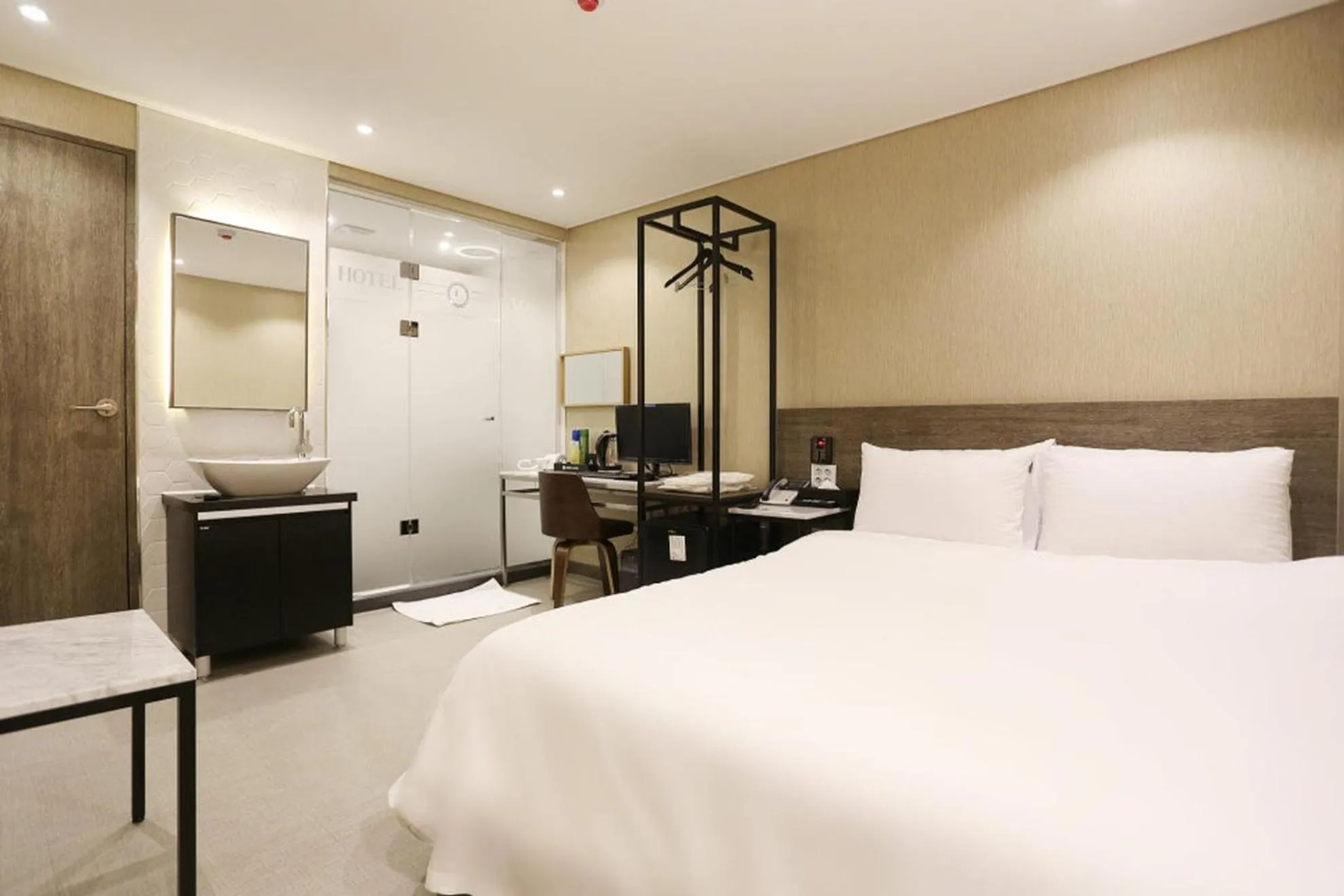Property building, Bed in Louis Hotel