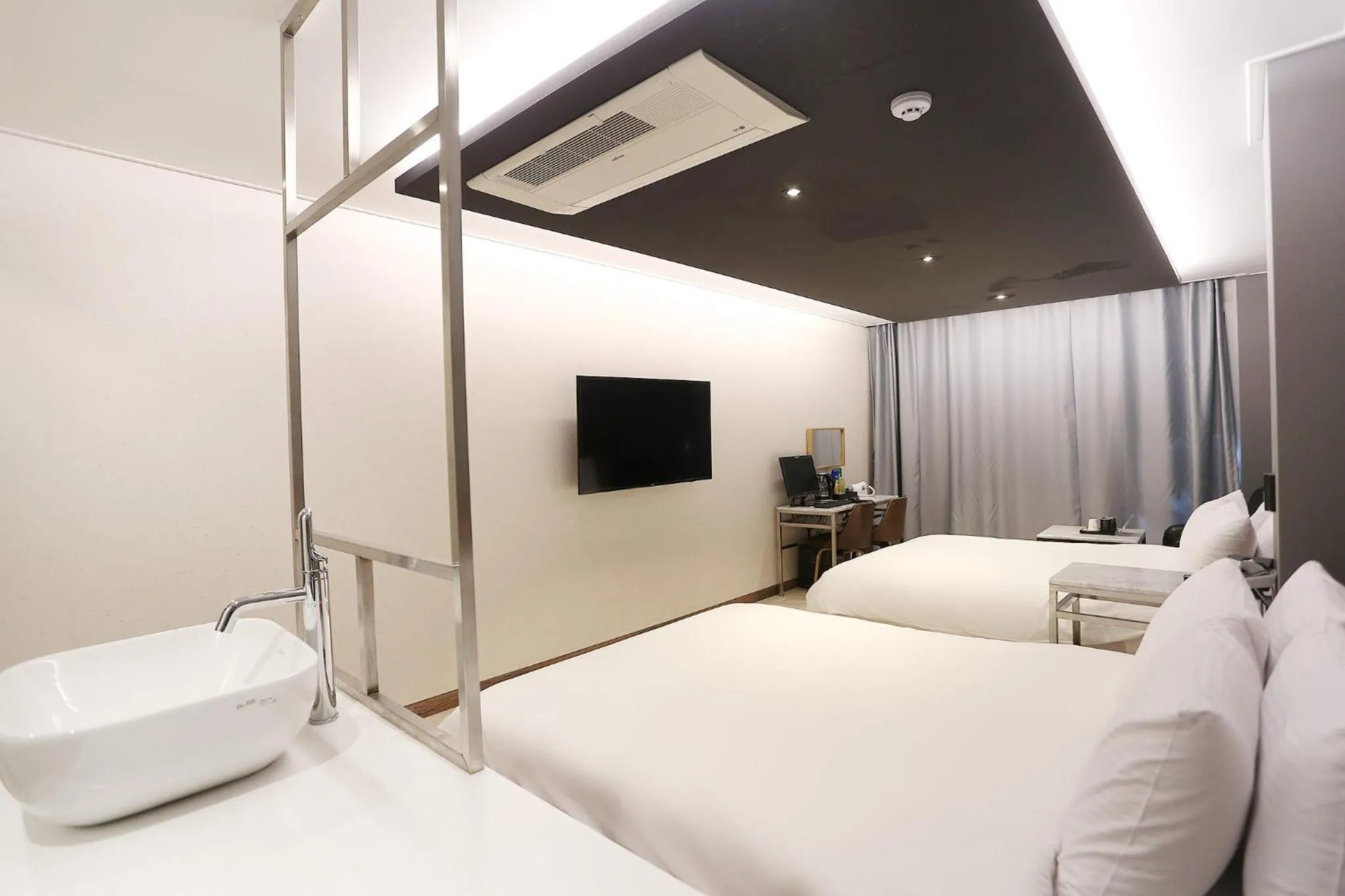 Property building, Bed in Louis Hotel