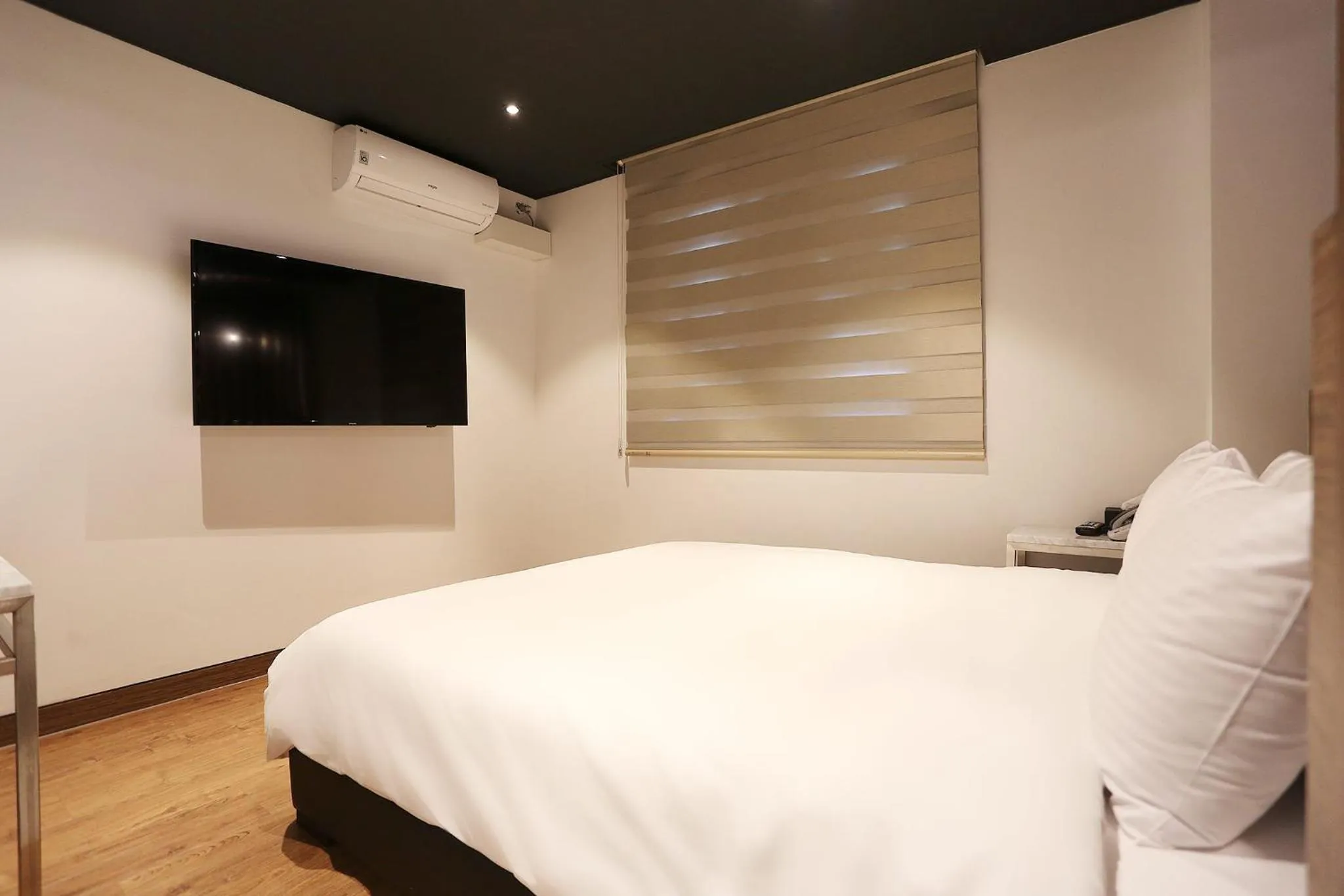 Property building, Bed in Louis Hotel