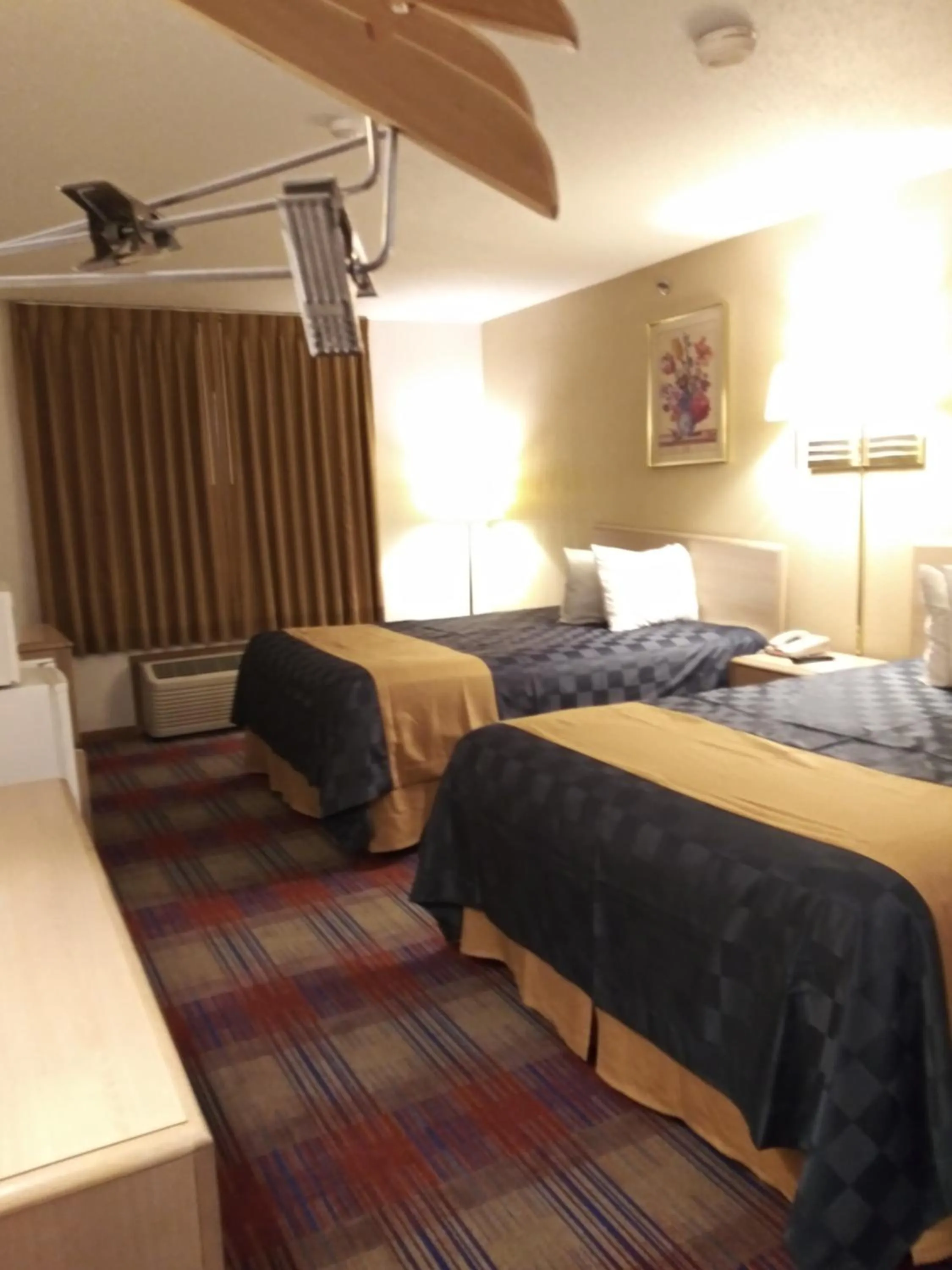 Bed in Americas Best Value Inn Champaign