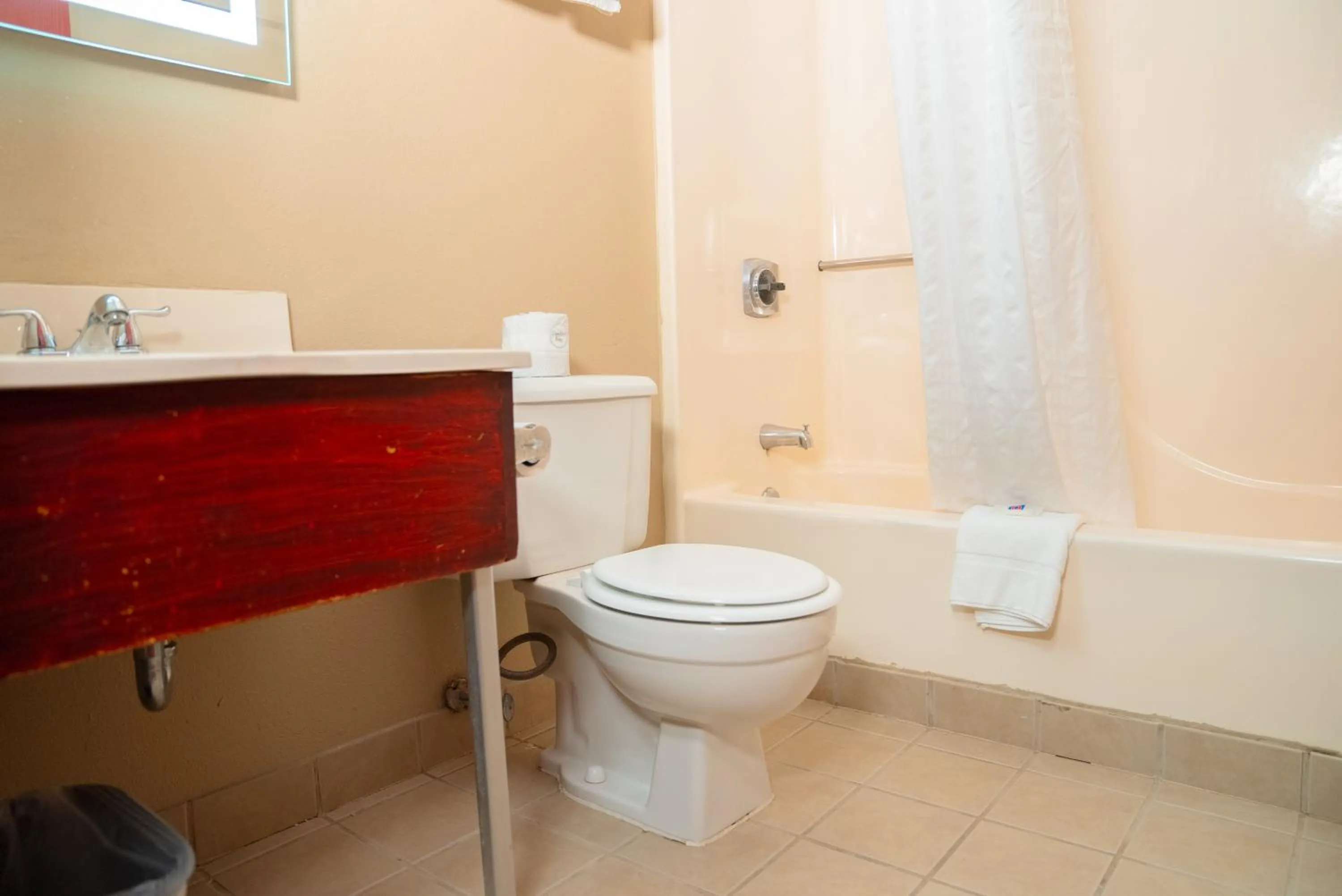 Bathroom in Motel 6 Litchfield, IL