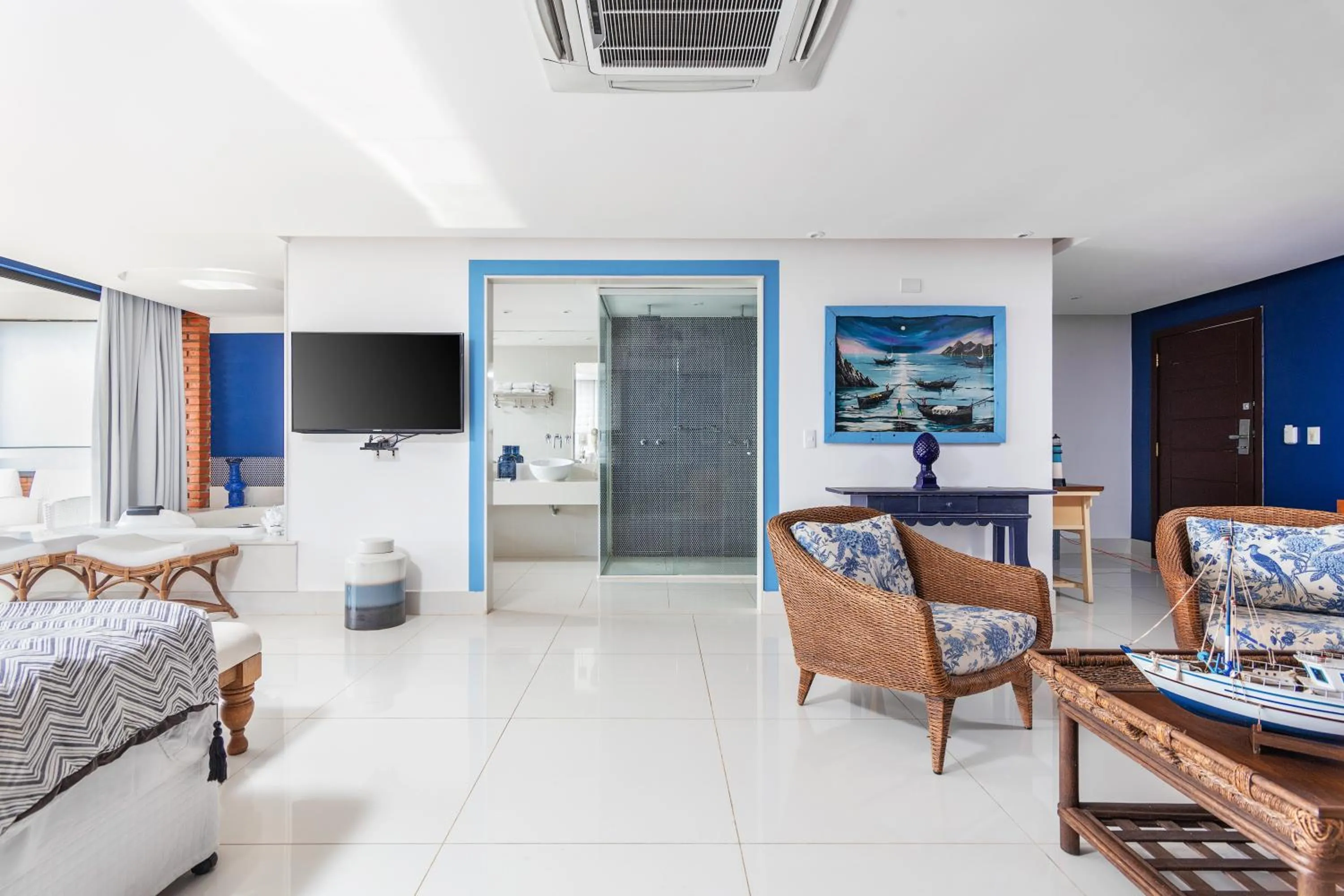 Communal lounge/ TV room in Costa do Sol Boutique Hotel