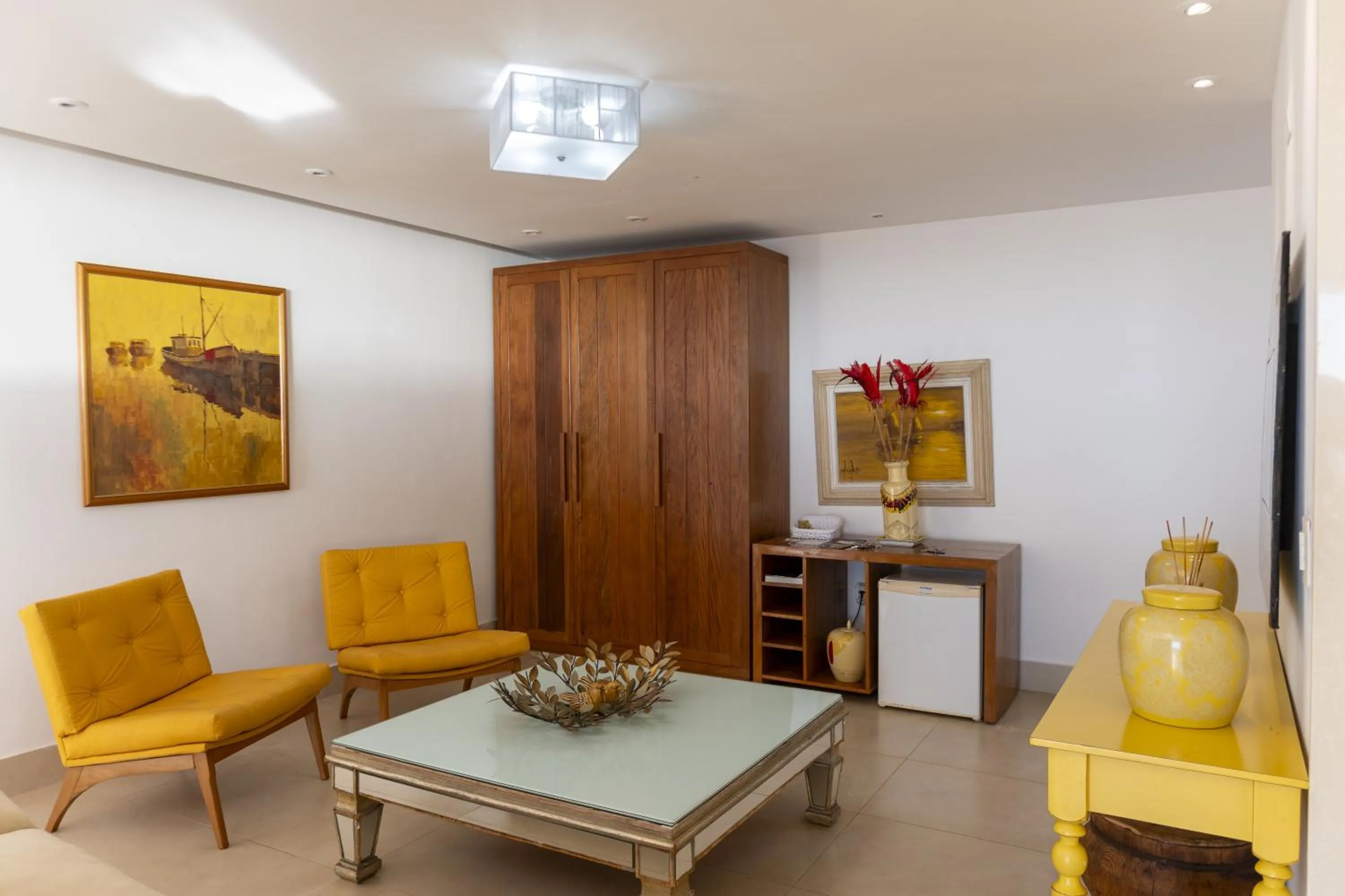 Communal lounge/ TV room in Costa do Sol Boutique Hotel