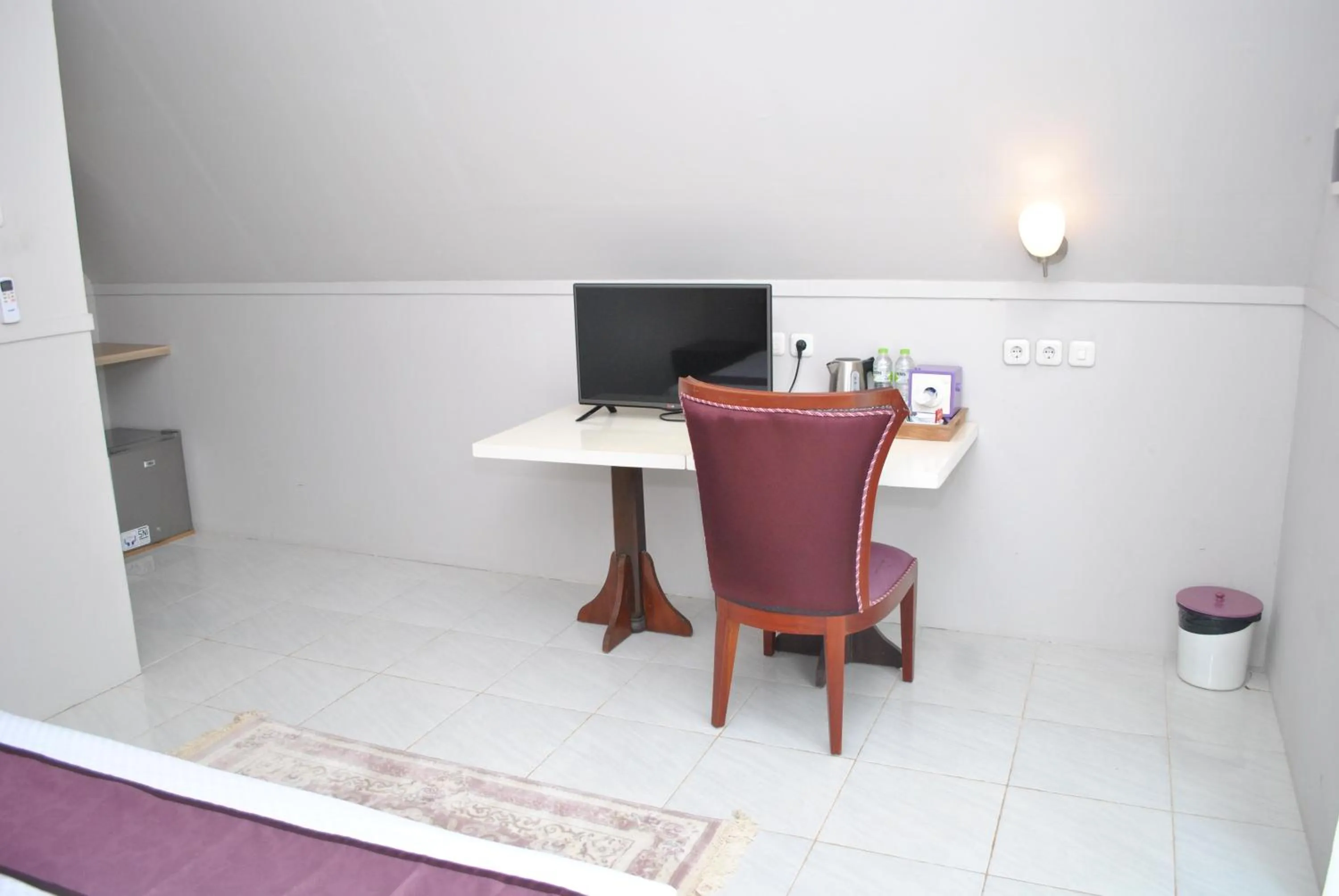 TV and multimedia in Seaside Villa & Muse Beach Resto