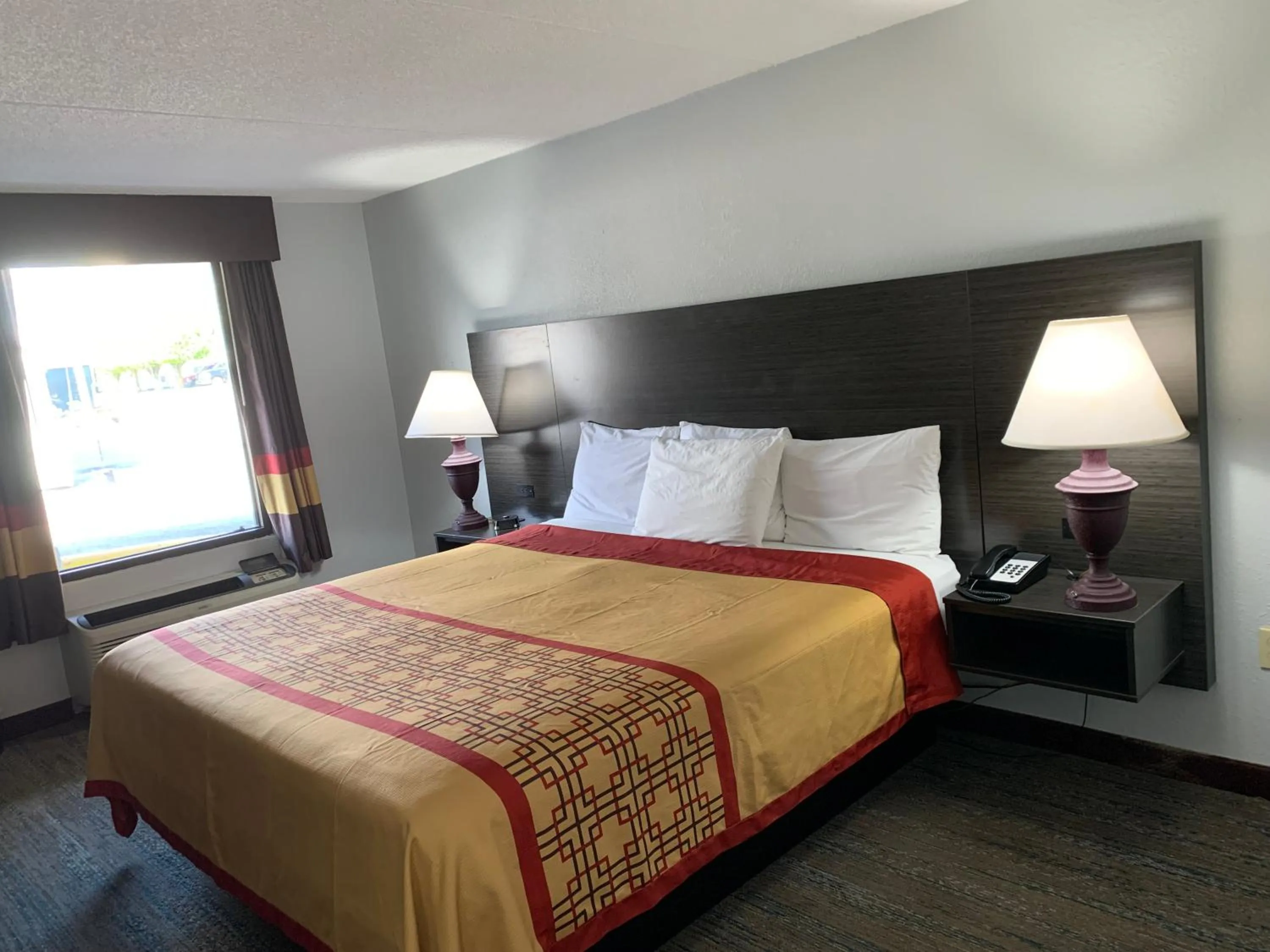 Bed in Pigeon Forge Parkway Inn