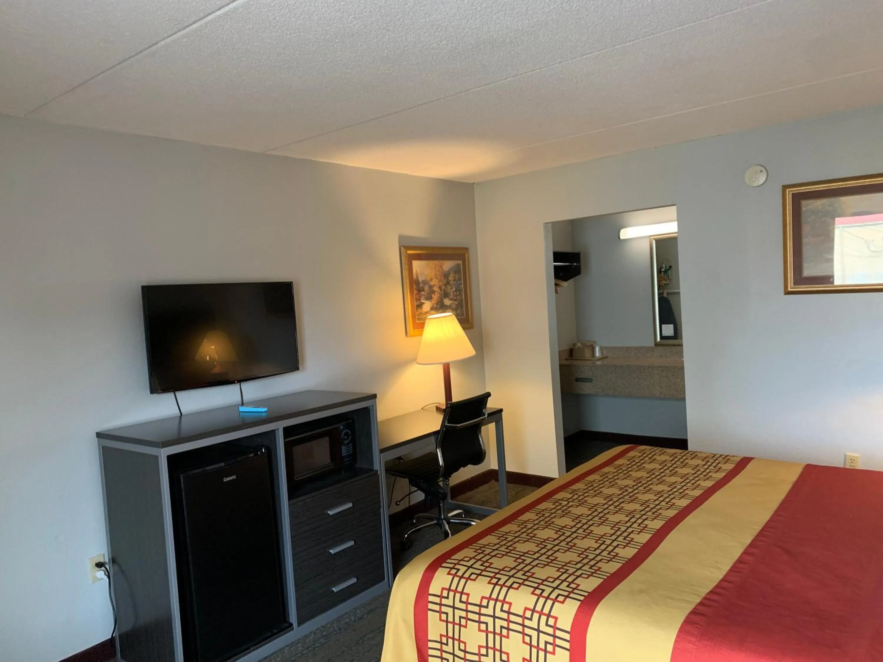 Bedroom, Bed in Pigeon Forge Parkway Inn