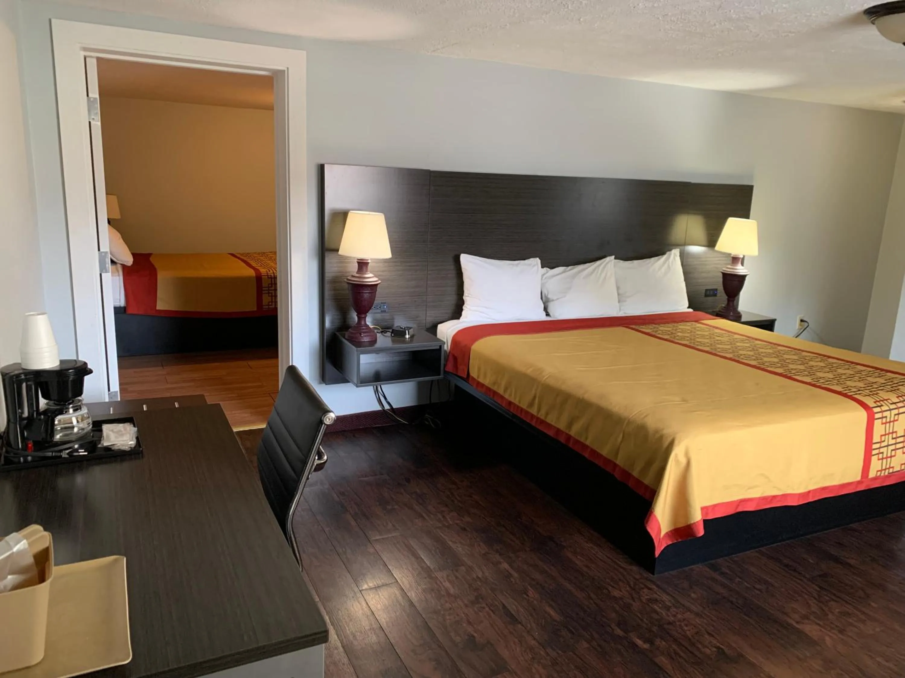 Bedroom, Bed in Pigeon Forge Parkway Inn