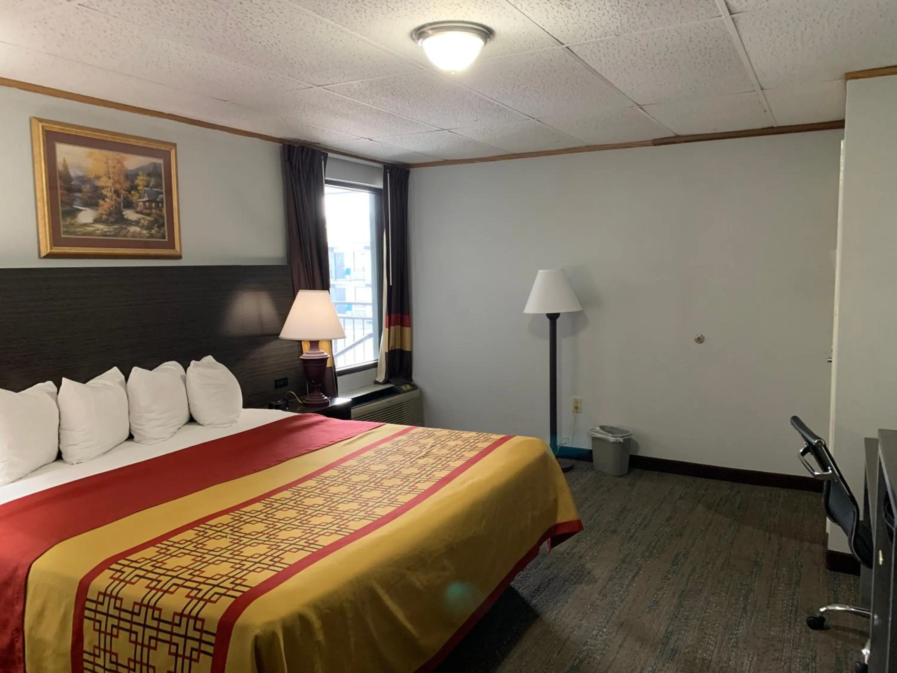 Bedroom, Bed in Pigeon Forge Parkway Inn