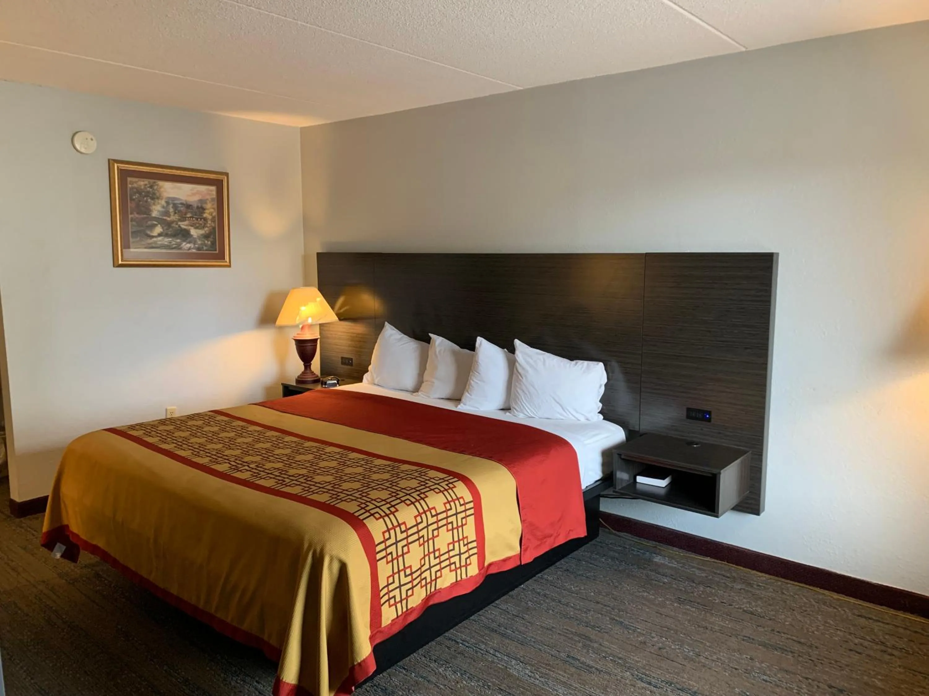 Bedroom, Bed in Pigeon Forge Parkway Inn