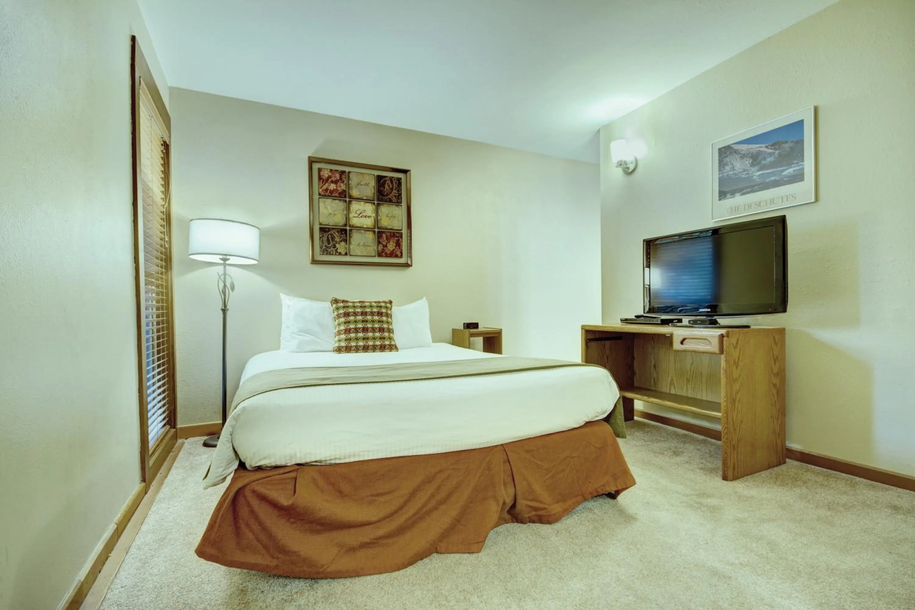 Photo of the whole room, Bed in Seventh Mountain Resort