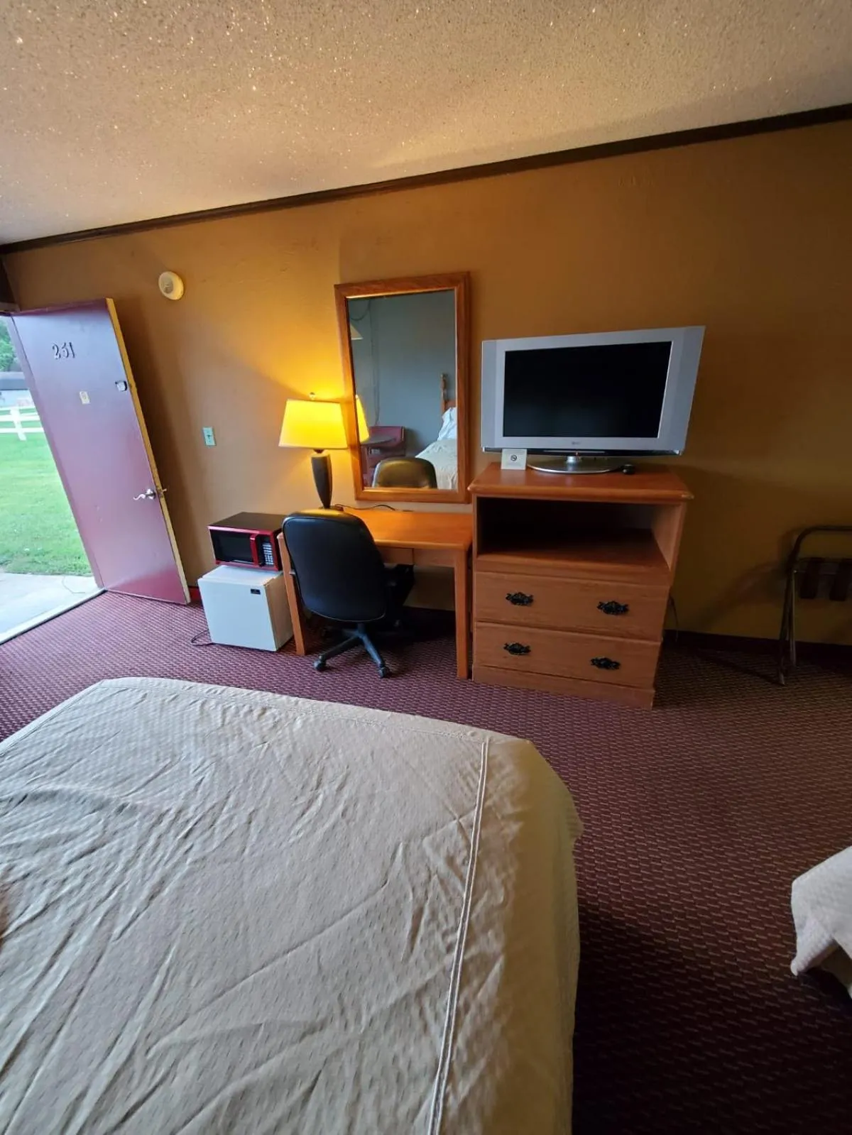 Bedroom, Bed in Gray Plaza Motel West Frankfort