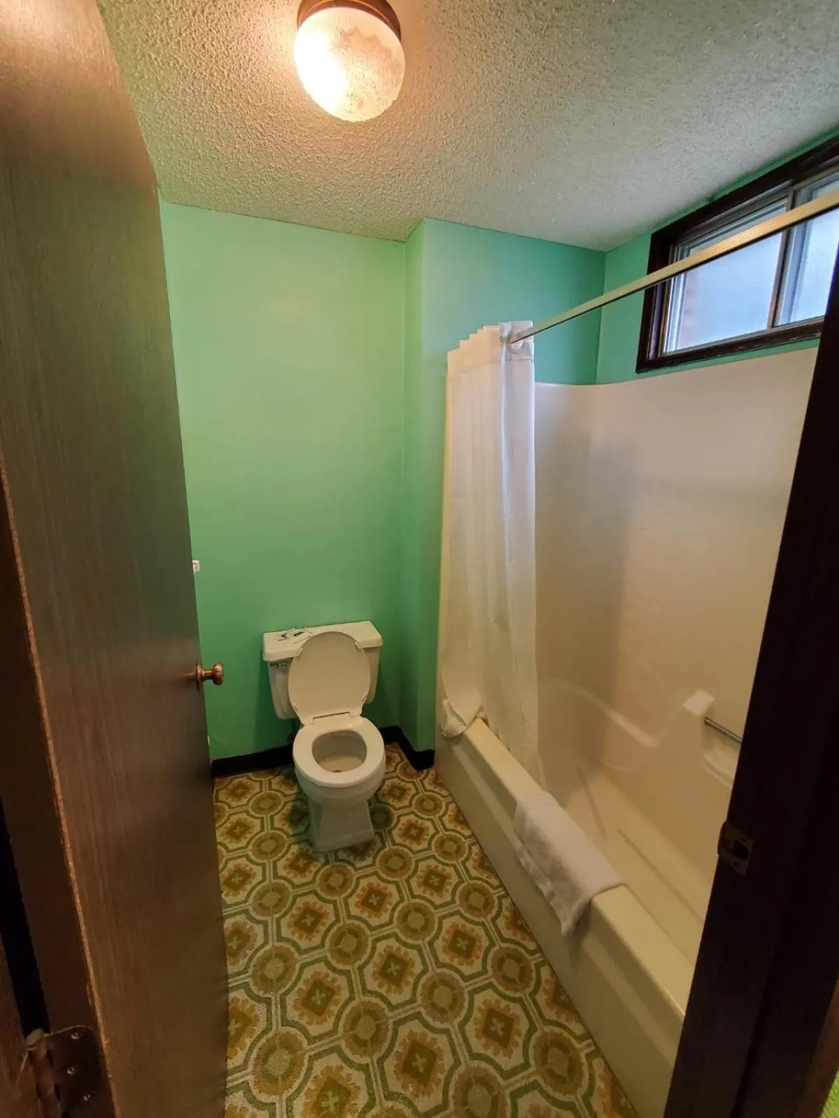 Bathroom in Gray Plaza Motel West Frankfort