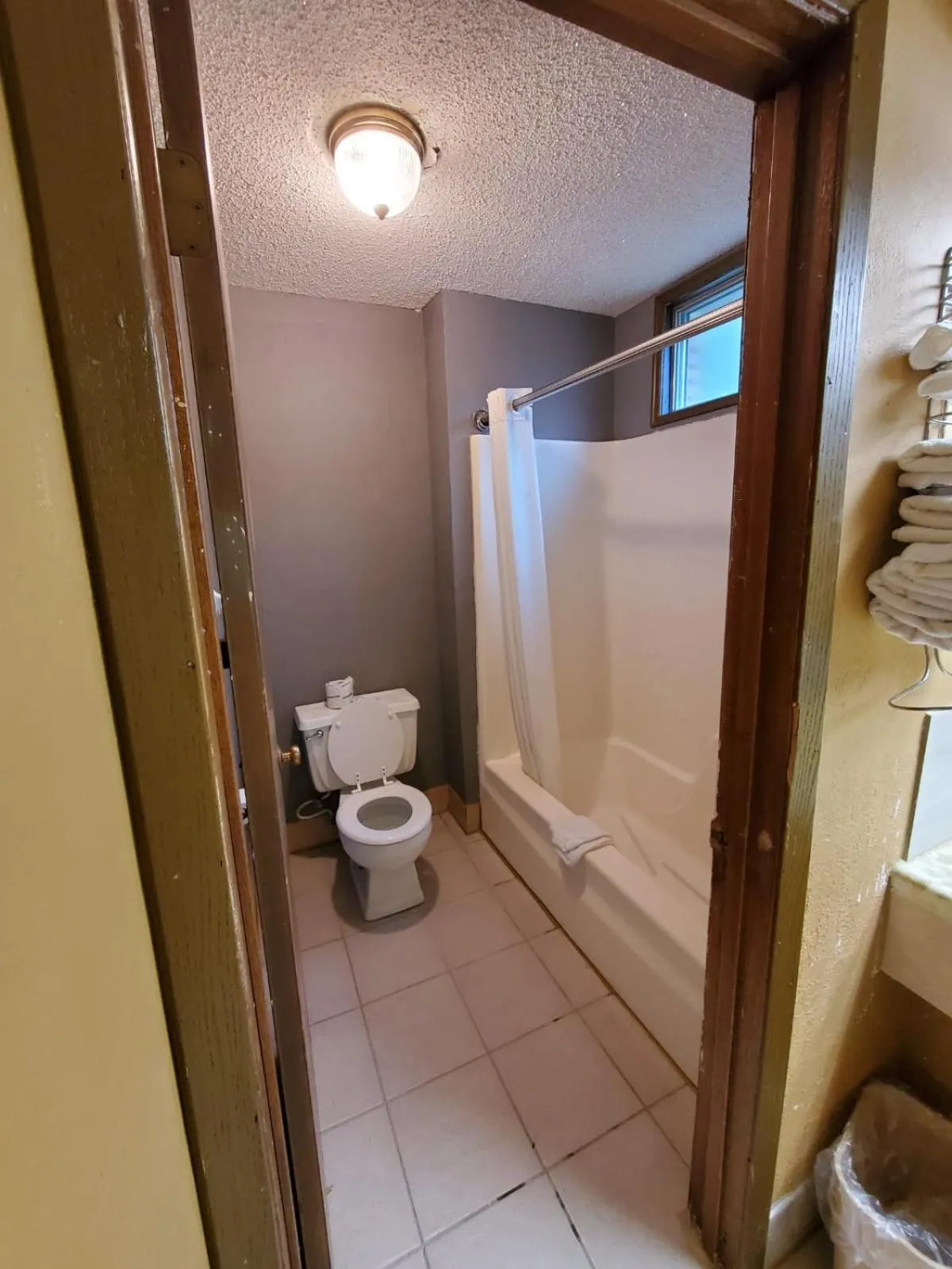 Bathroom in Gray Plaza Motel West Frankfort