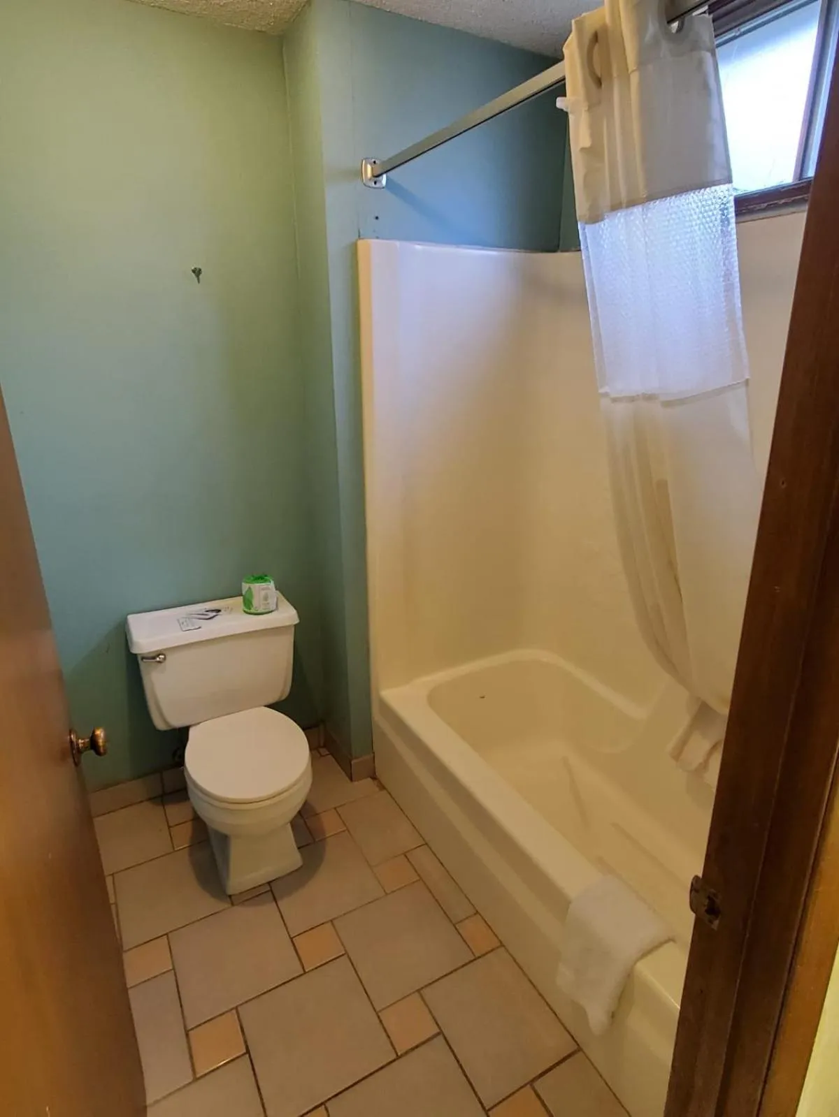 Bathroom in Gray Plaza Motel West Frankfort