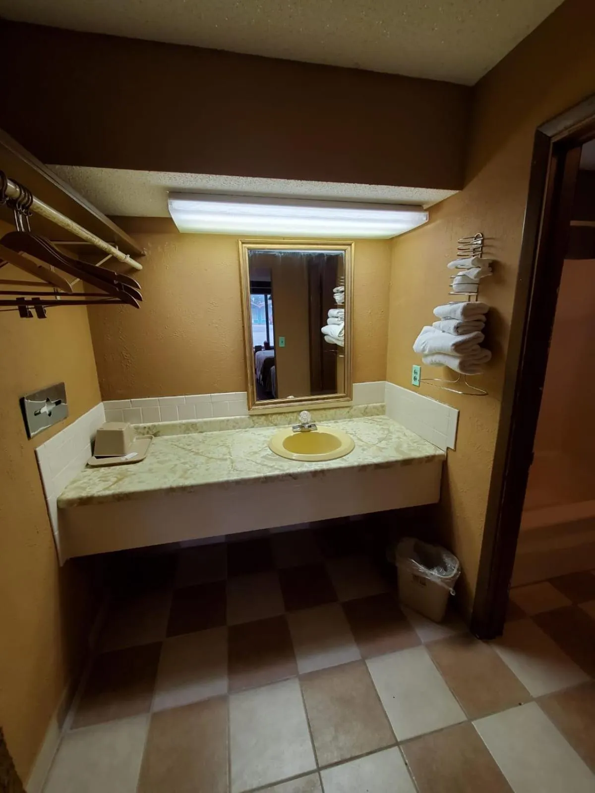 Bathroom in Gray Plaza Motel West Frankfort