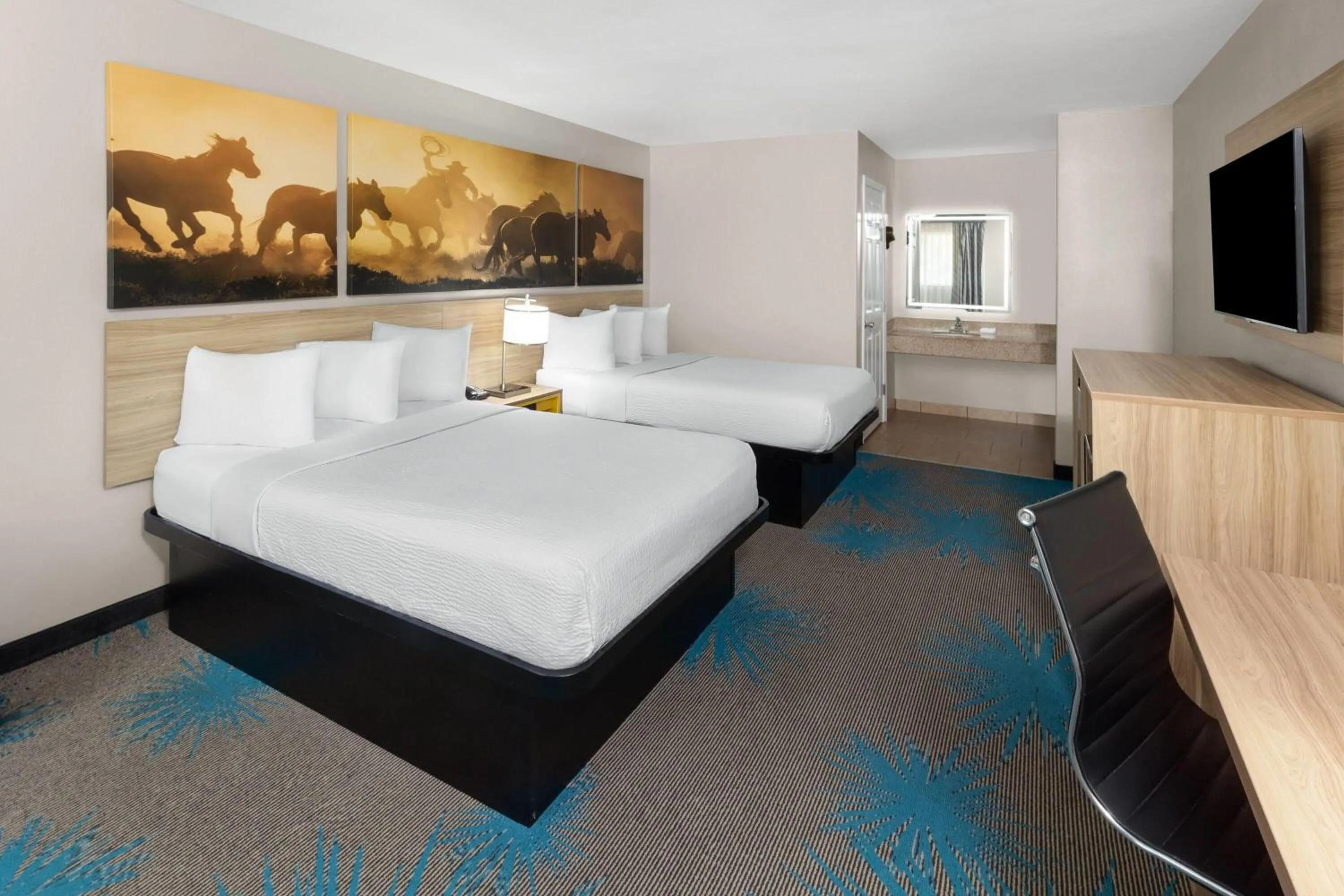 Photo of the whole room, Bed in Days Inn by Wyndham Temple