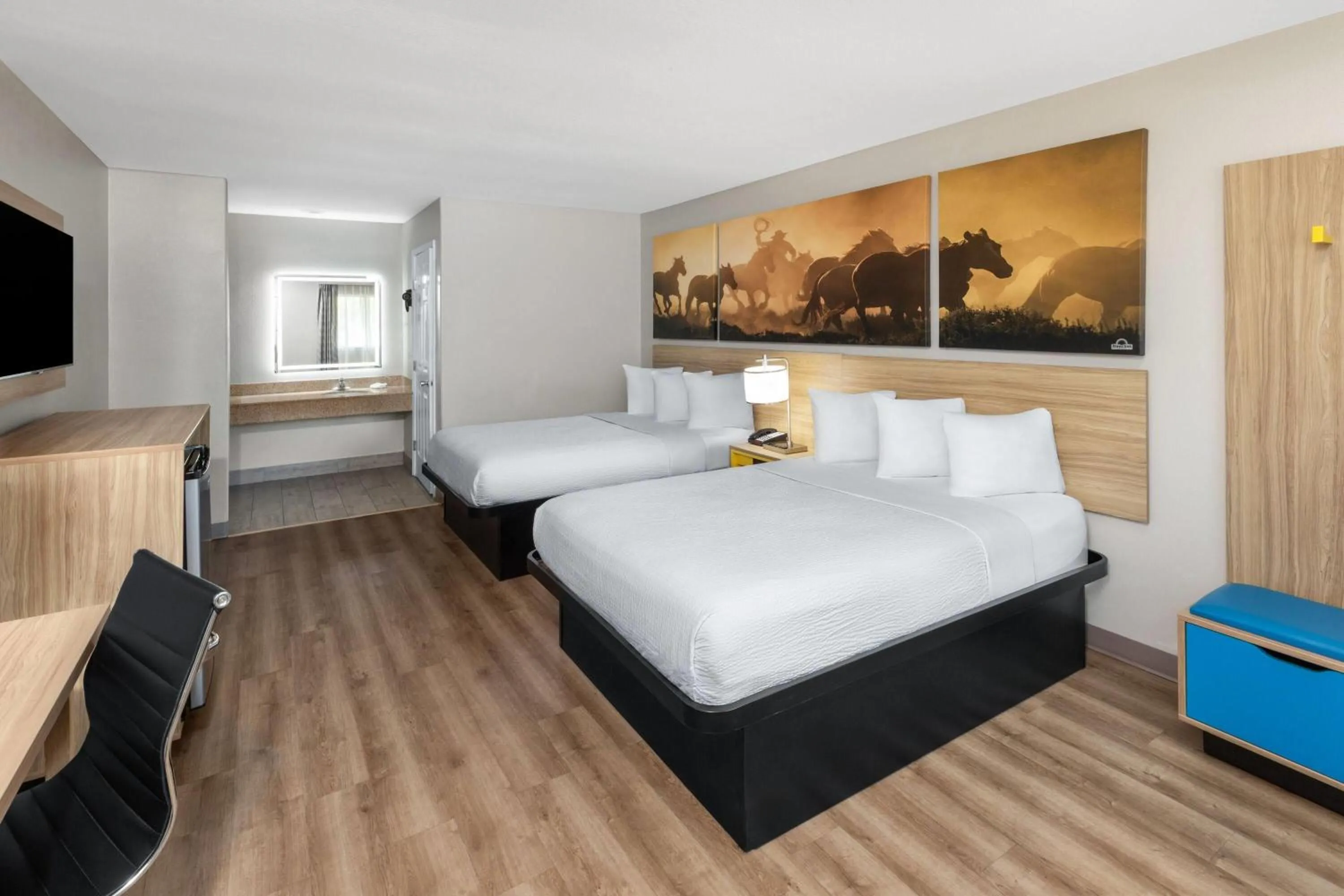 Photo of the whole room, Bed in Days Inn by Wyndham Temple