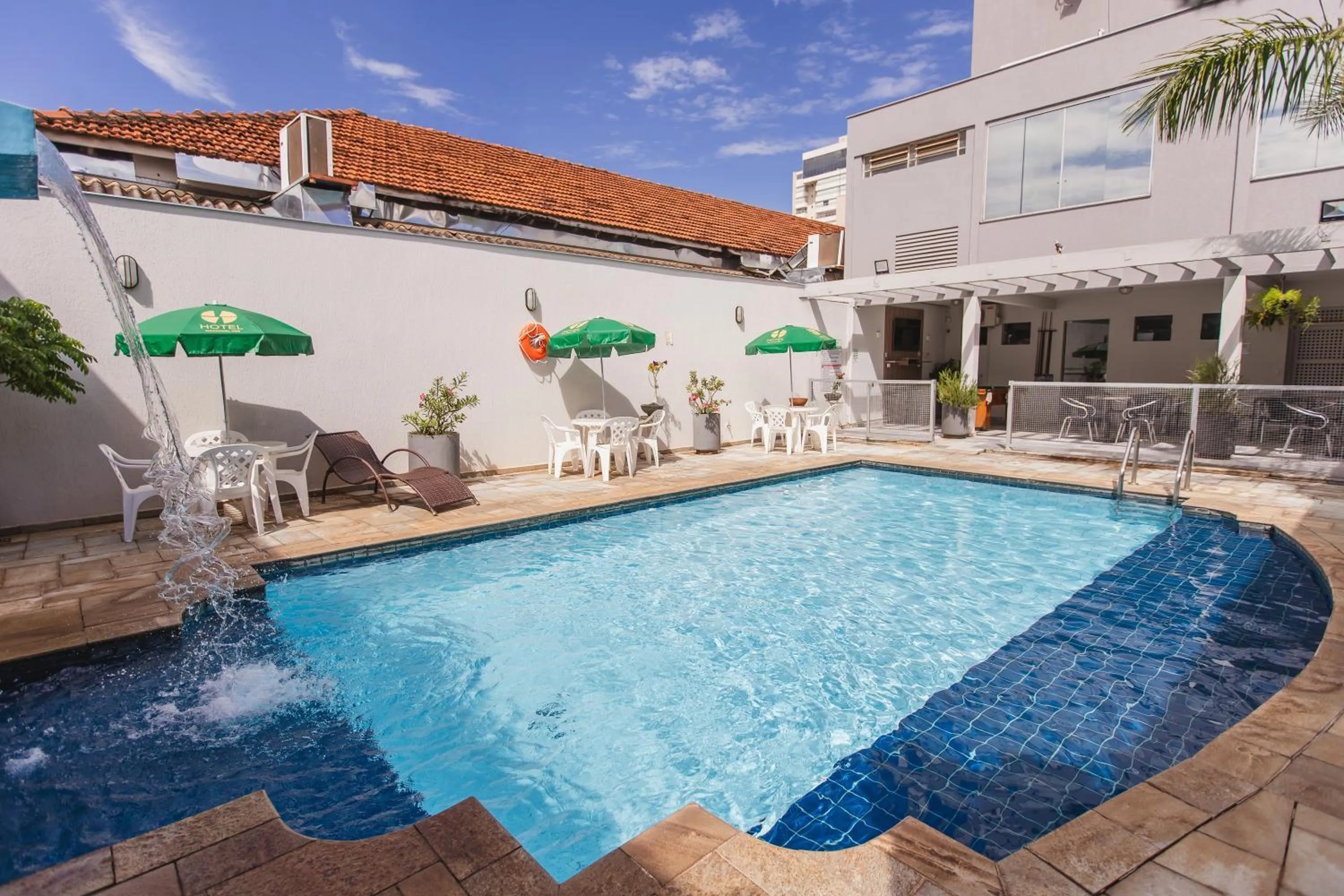 Swimming pool in Hotel Nacional Inn Araçatuba