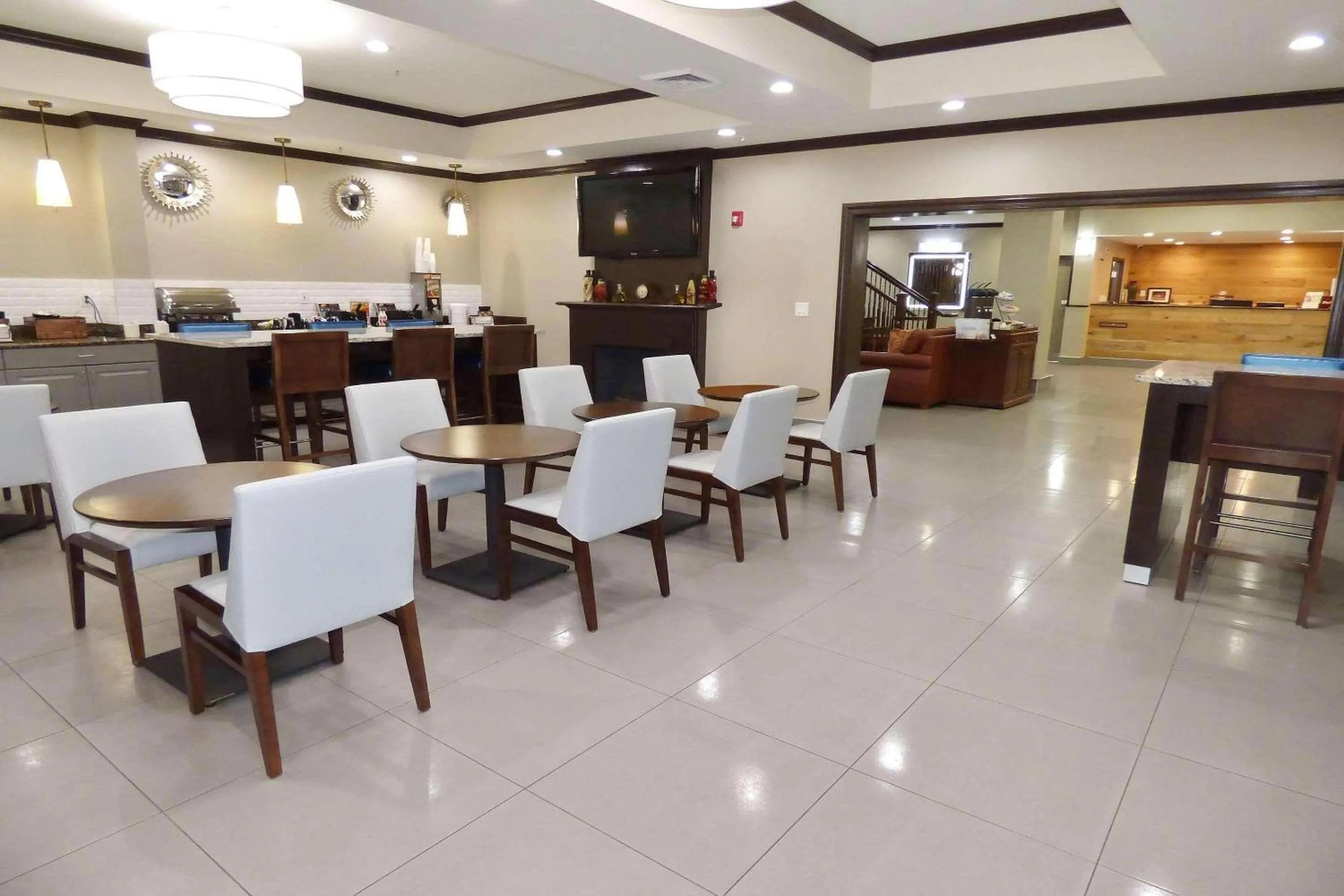 Breakfast in Country Inn & Suites by Radisson, Pensacola West, FL