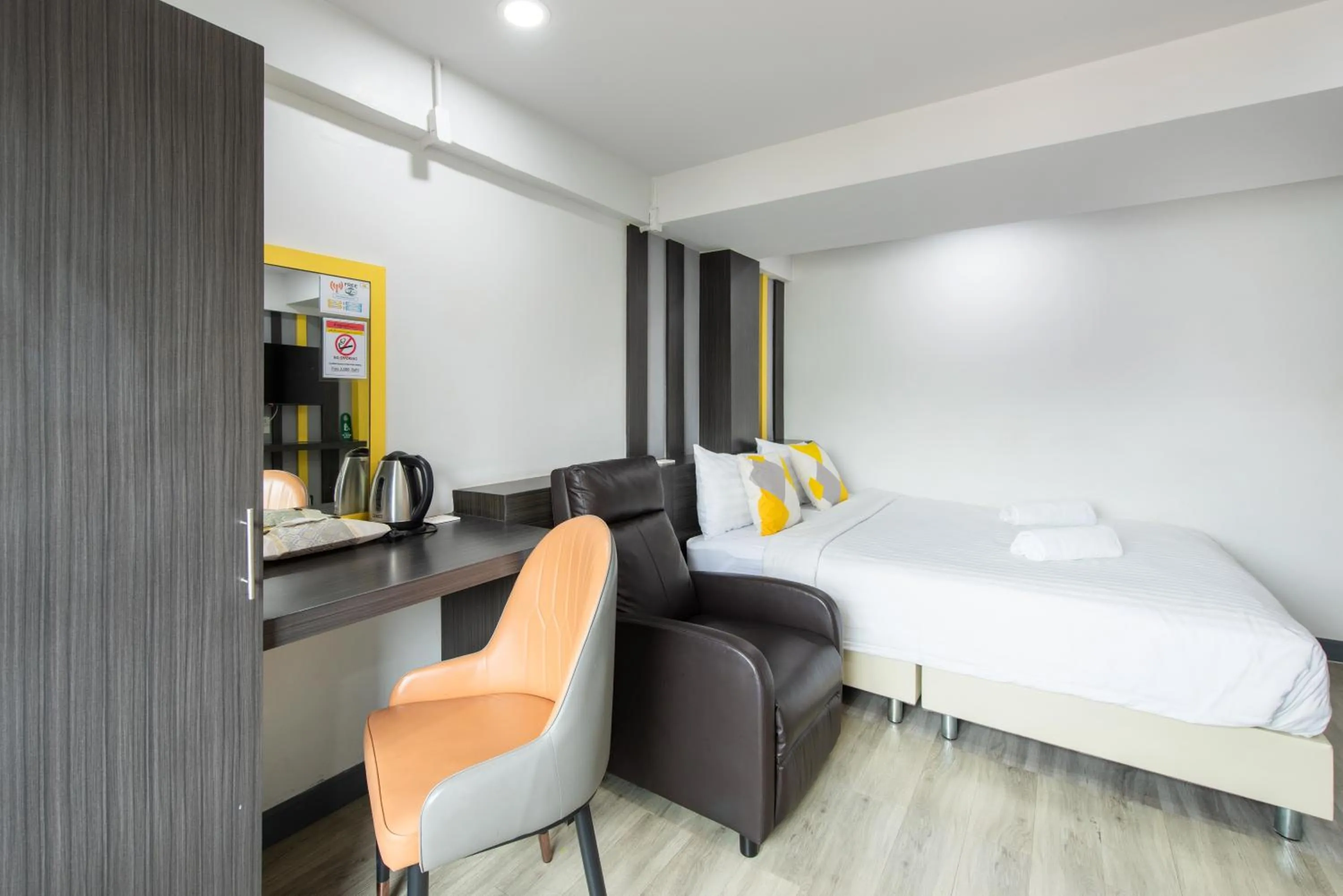 Photo of the whole room, Bed in Riski Residence Bangbuathong